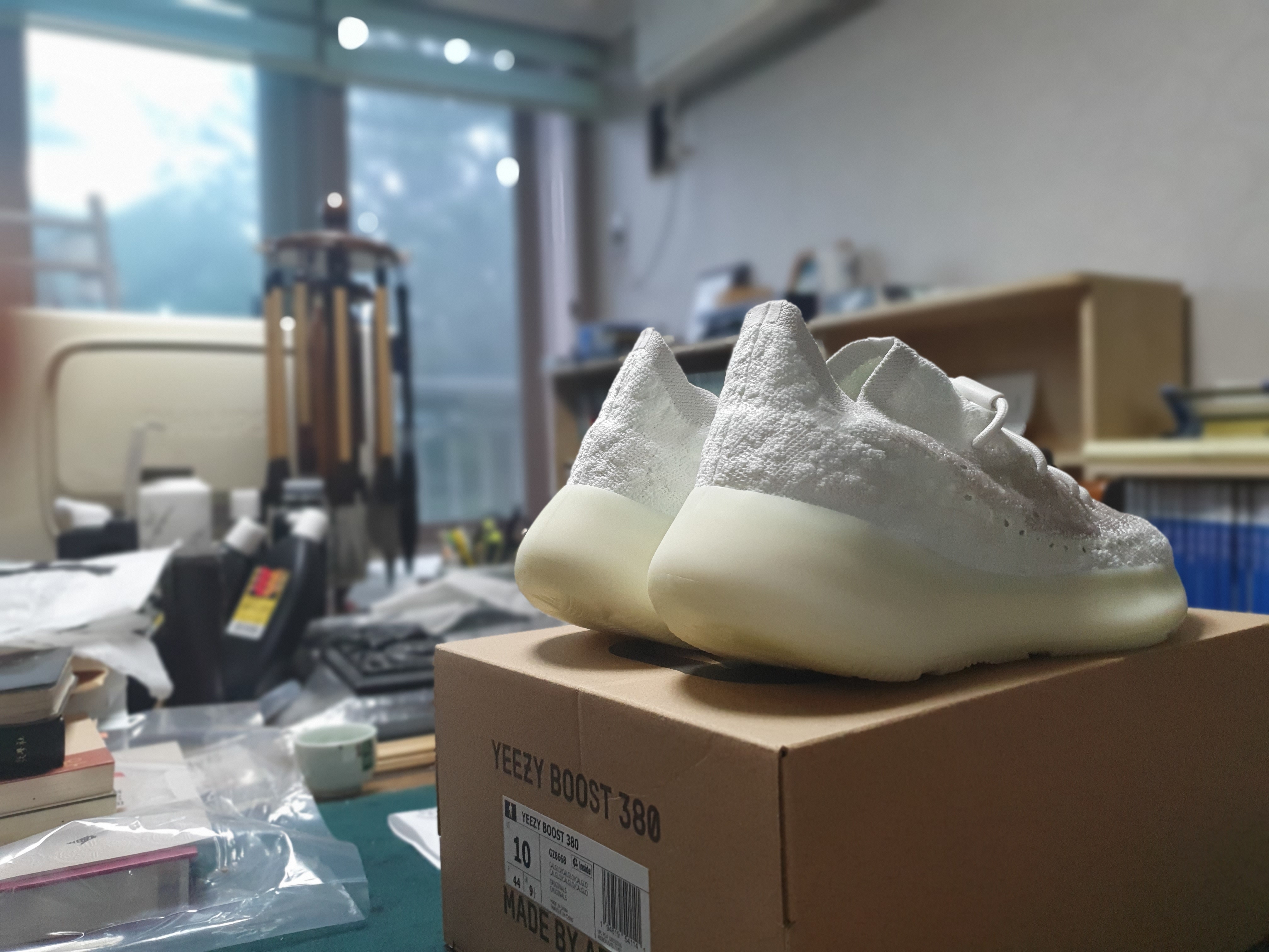 Adidas Yeezy Boost 380 Calcite Glow 착용 스타일 - 3