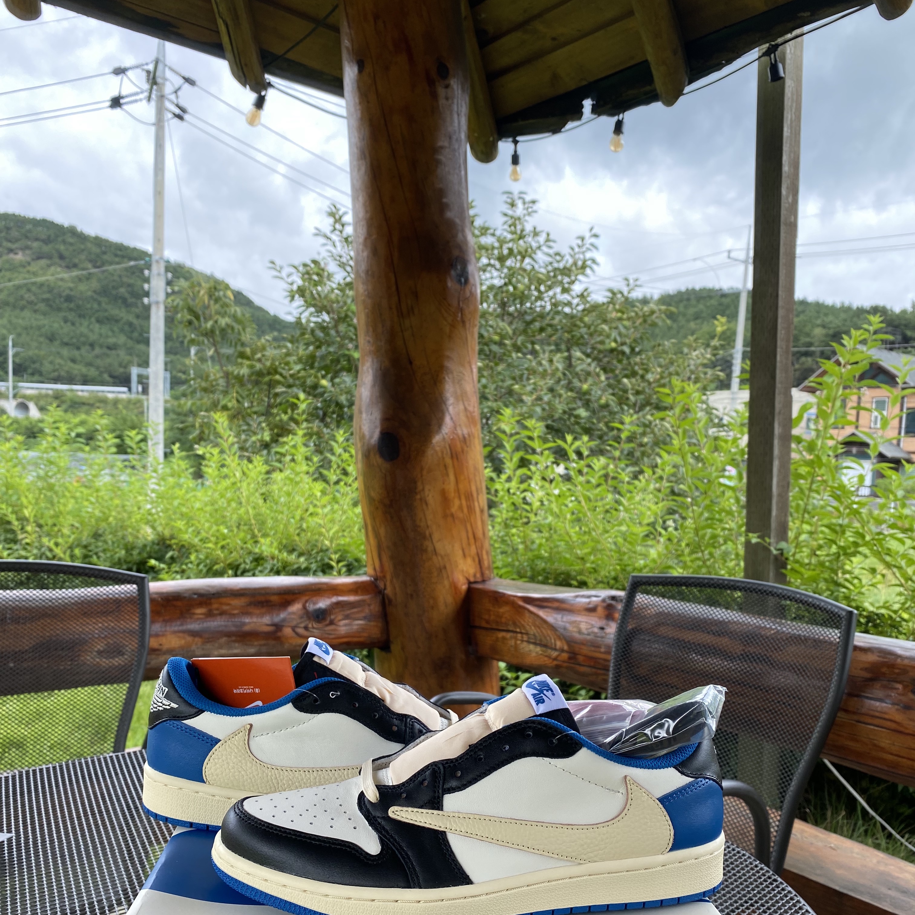 Jordan 1 x Travis Scott x Fragment Retro Low OG SP Military Blue 착용 스타일 - 2