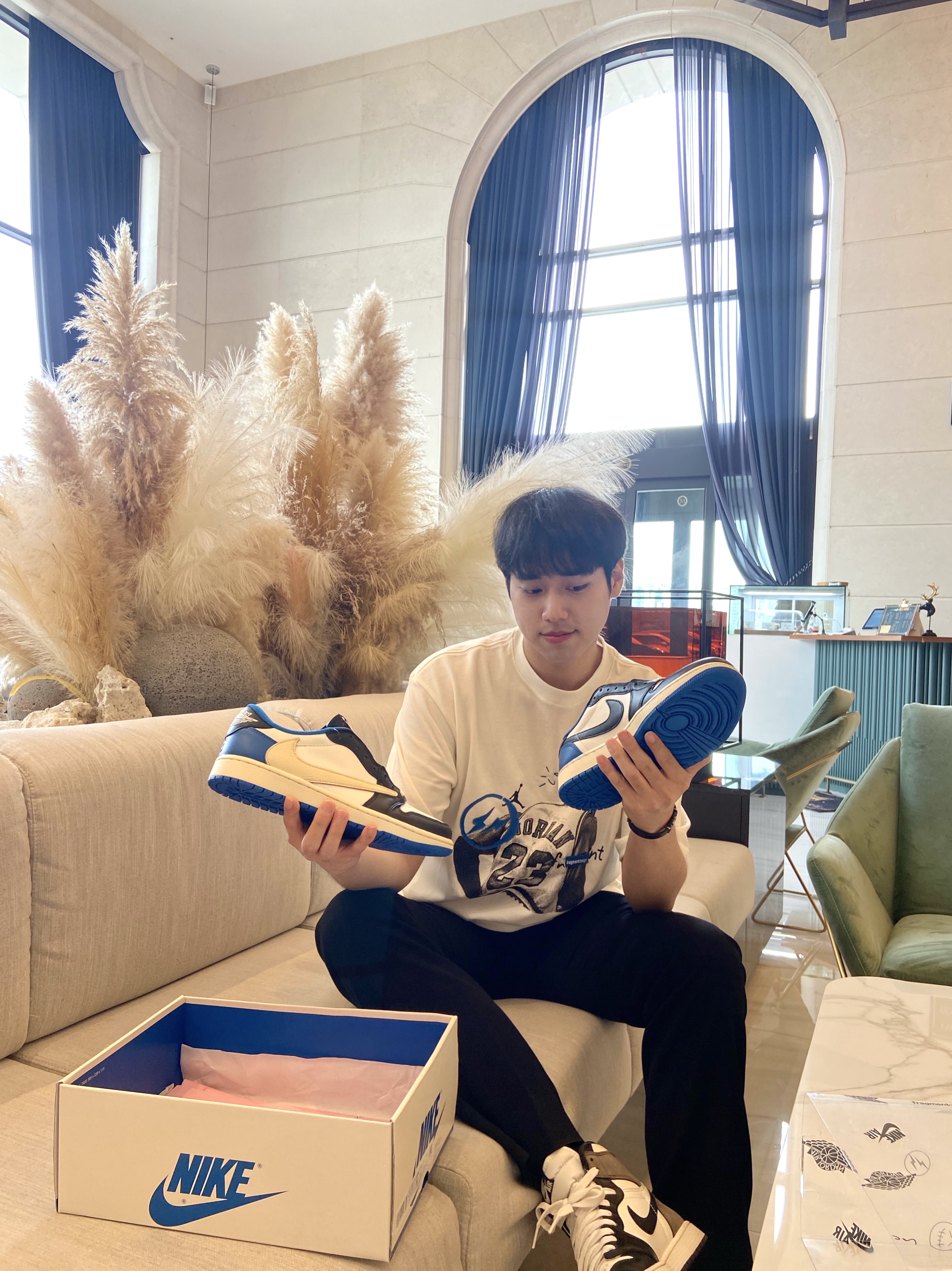 Jordan 1 x Travis Scott x Fragment Retro Low OG SP Military Blue, Jordan x Travis Scott x Fragment T-Shirt Sail (DJ0619-133) 착용 스타일