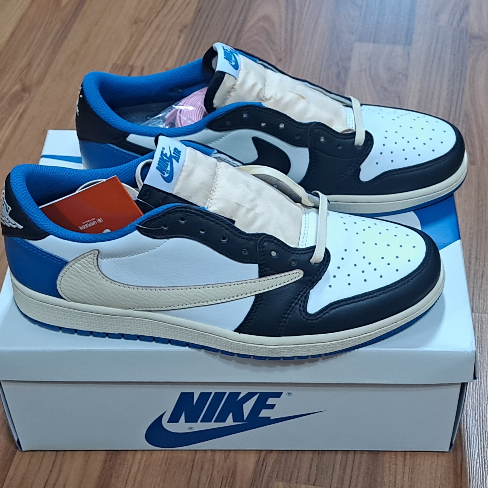 Jordan 1 x Travis Scott x Fragment Retro Low OG SP Military Blue 착용 스타일 - 2