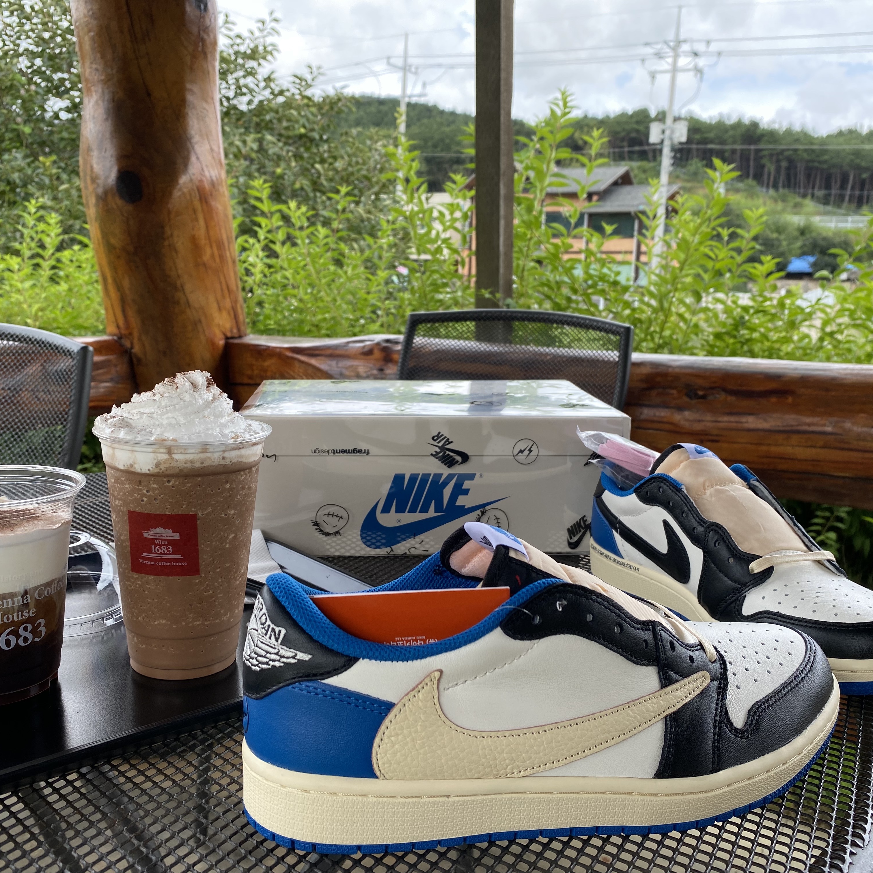 Jordan 1 x Travis Scott x Fragment Retro Low OG SP Military Blue 착용 스타일 - 3