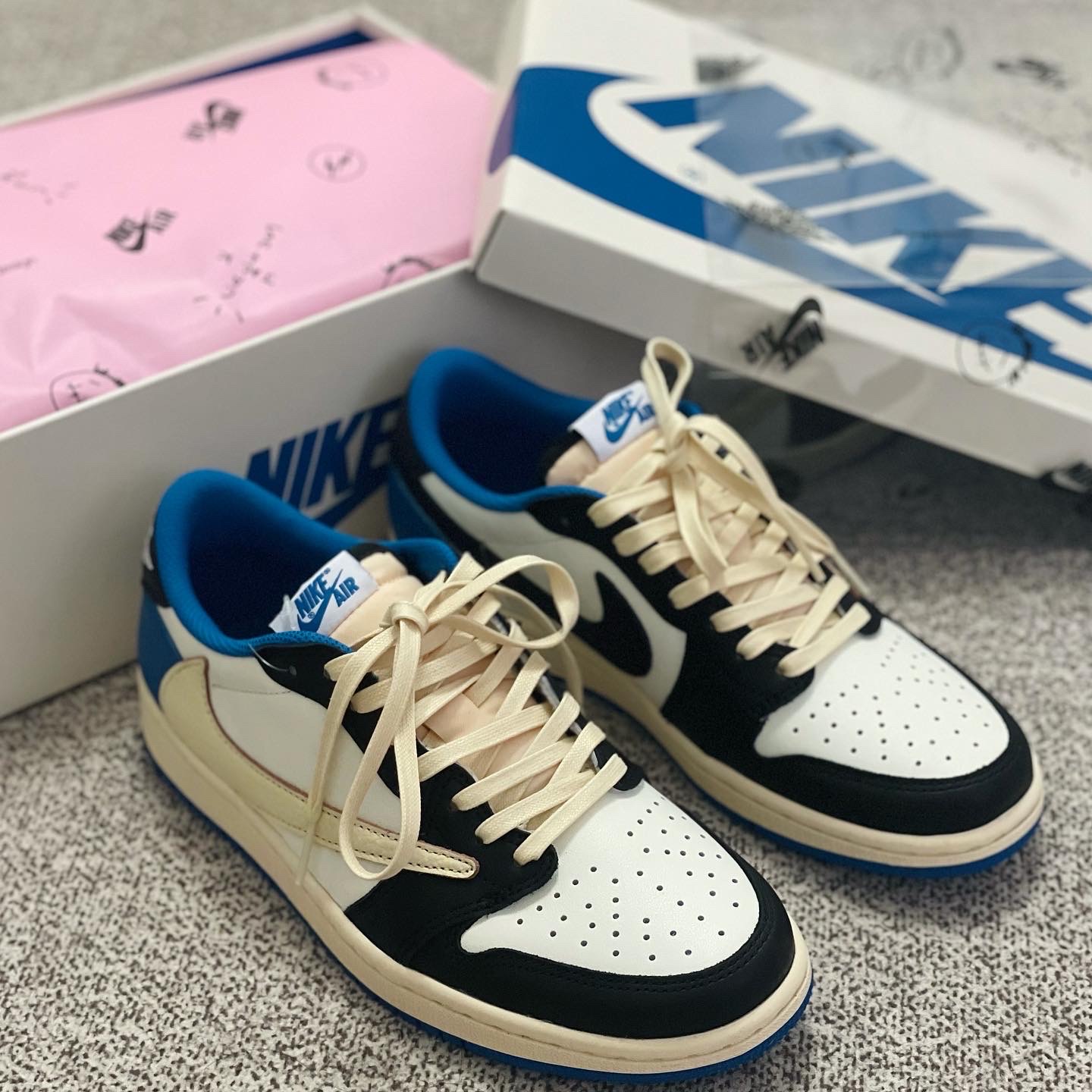 Jordan 1 x Travis Scott x Fragment Retro Low OG SP Military Blue 착용 스타일 - 2
