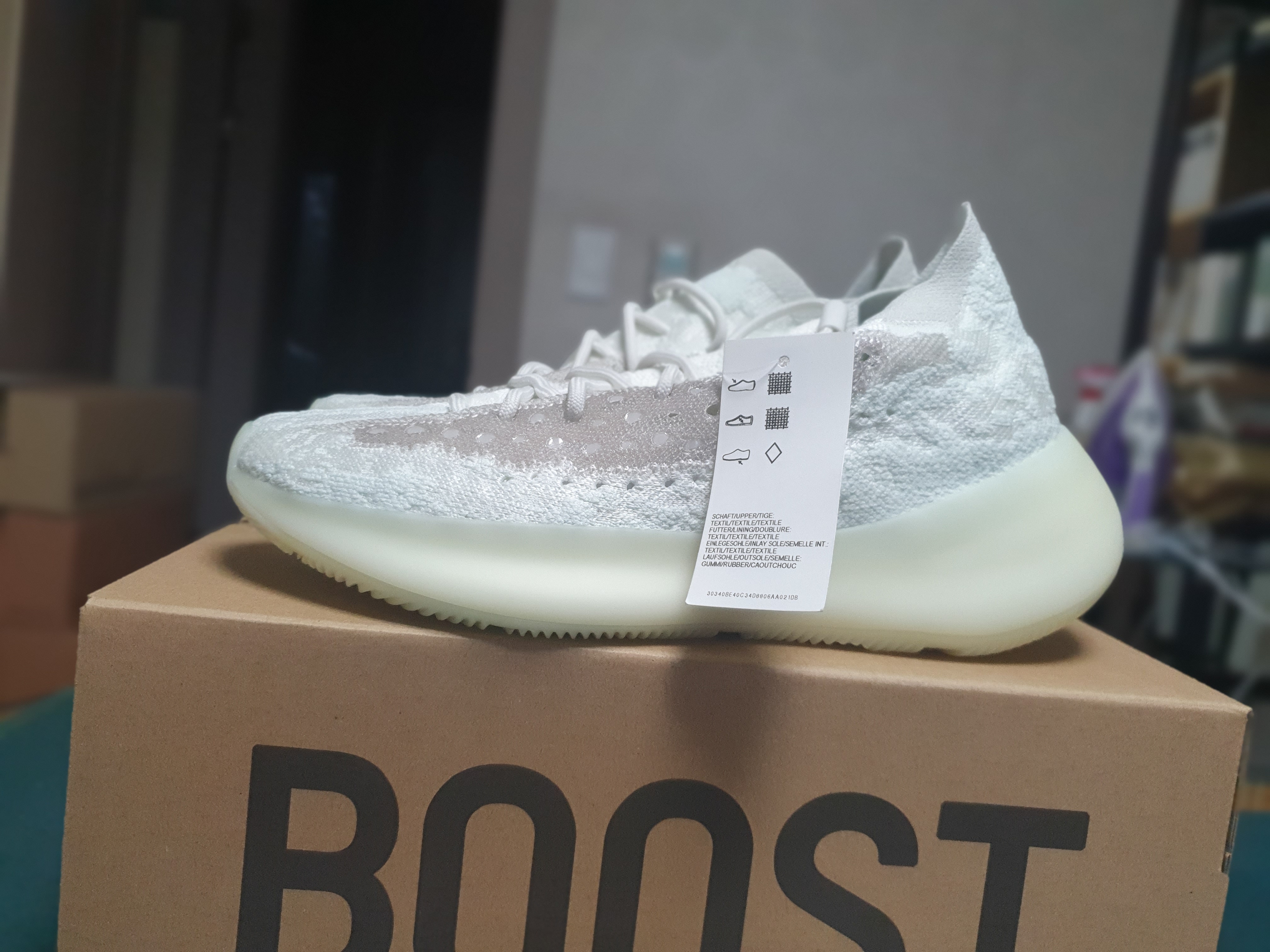 Adidas Yeezy Boost 380 Calcite Glow 착용 스타일 - 2