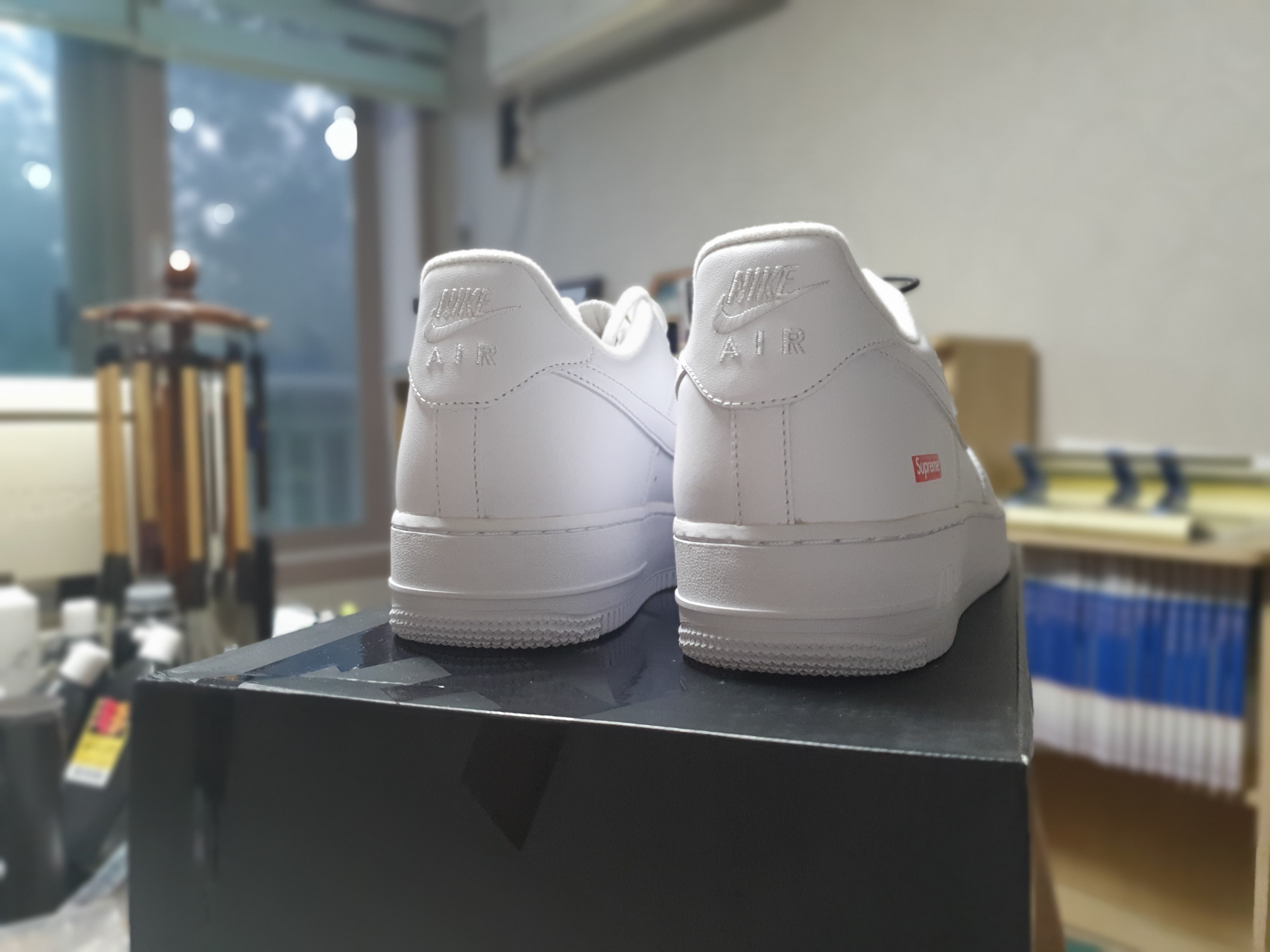 Nike x Supreme Air Force 1 Low White 착용 스타일 - 2