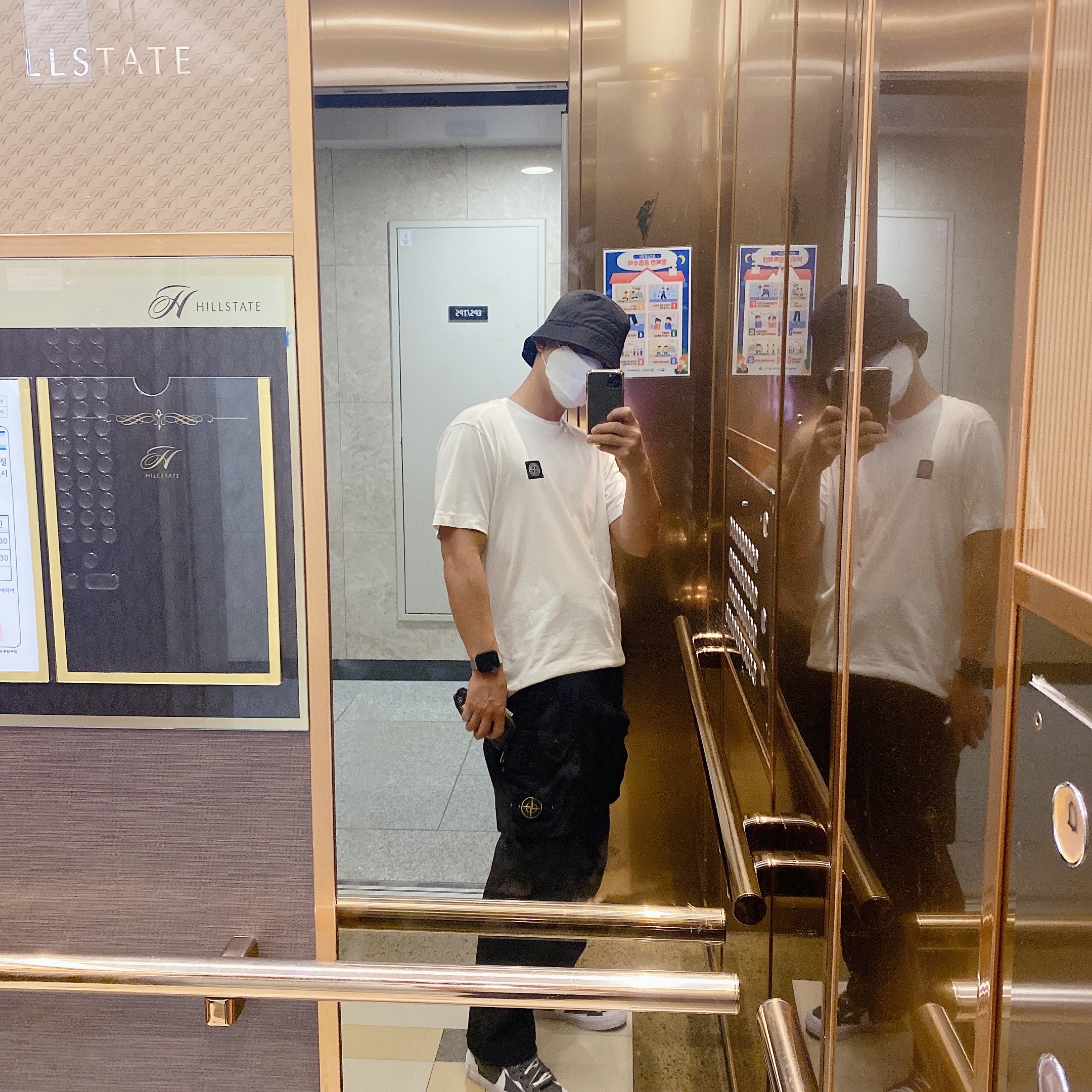 Stone Island 30203 Cargo Pants 5 Pockets Black - 21SS, Stone Island 24113 T-Shirt White - 21SS 착용 스타일