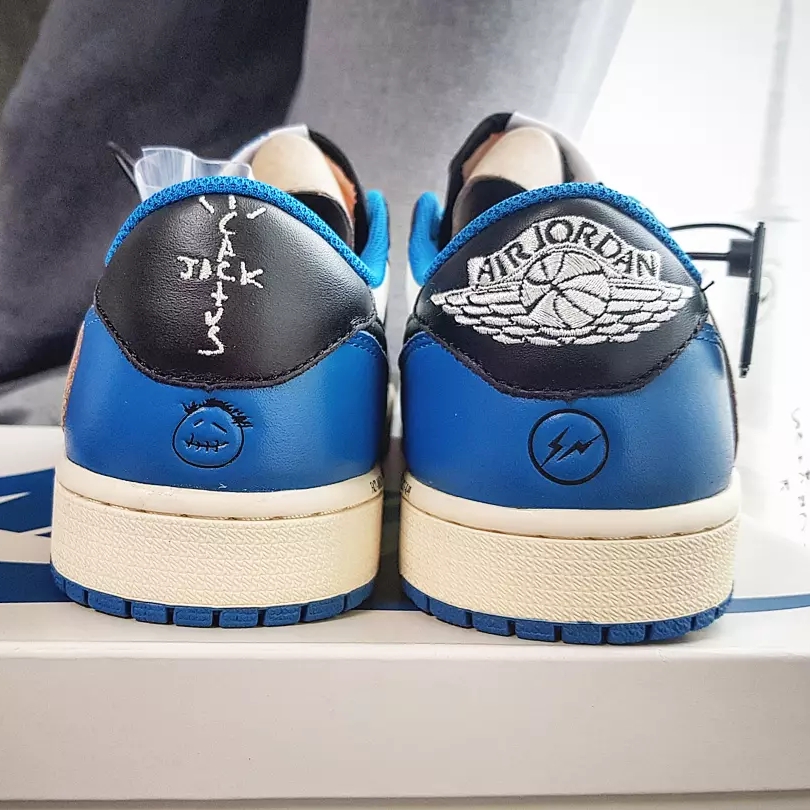 Jordan 1 x Travis Scott x Fragment Retro Low OG SP Military Blue 착용 스타일 - 3