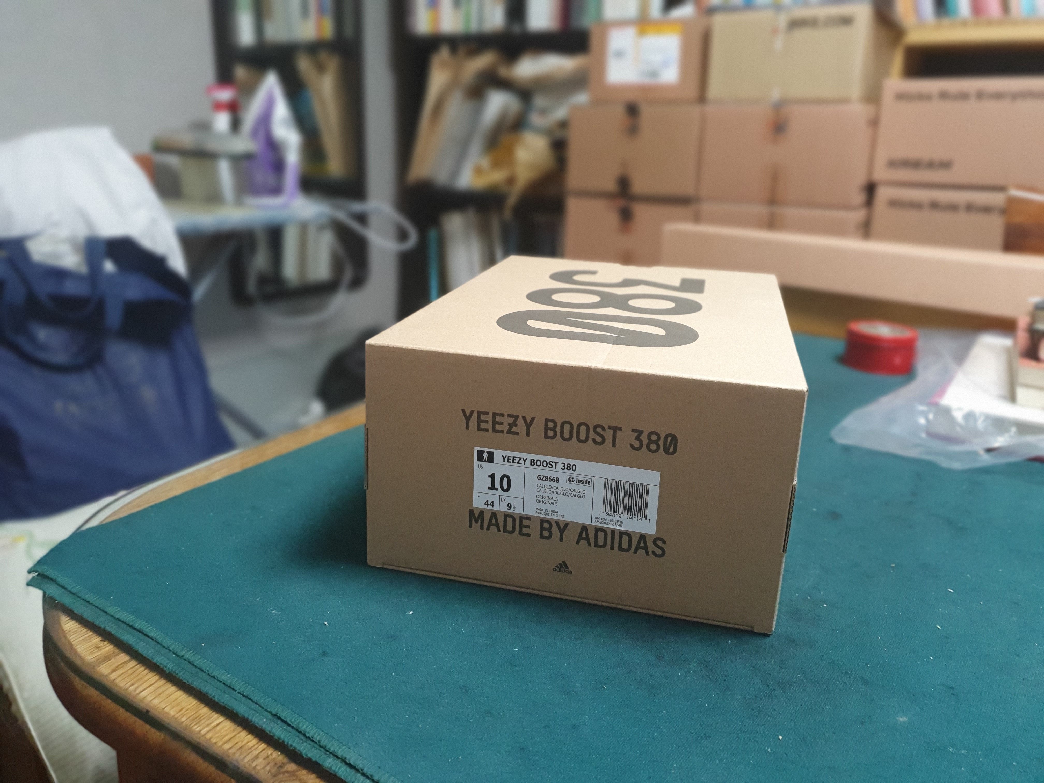 Adidas Yeezy Boost 380 Calcite Glow 착용 스타일 - 5