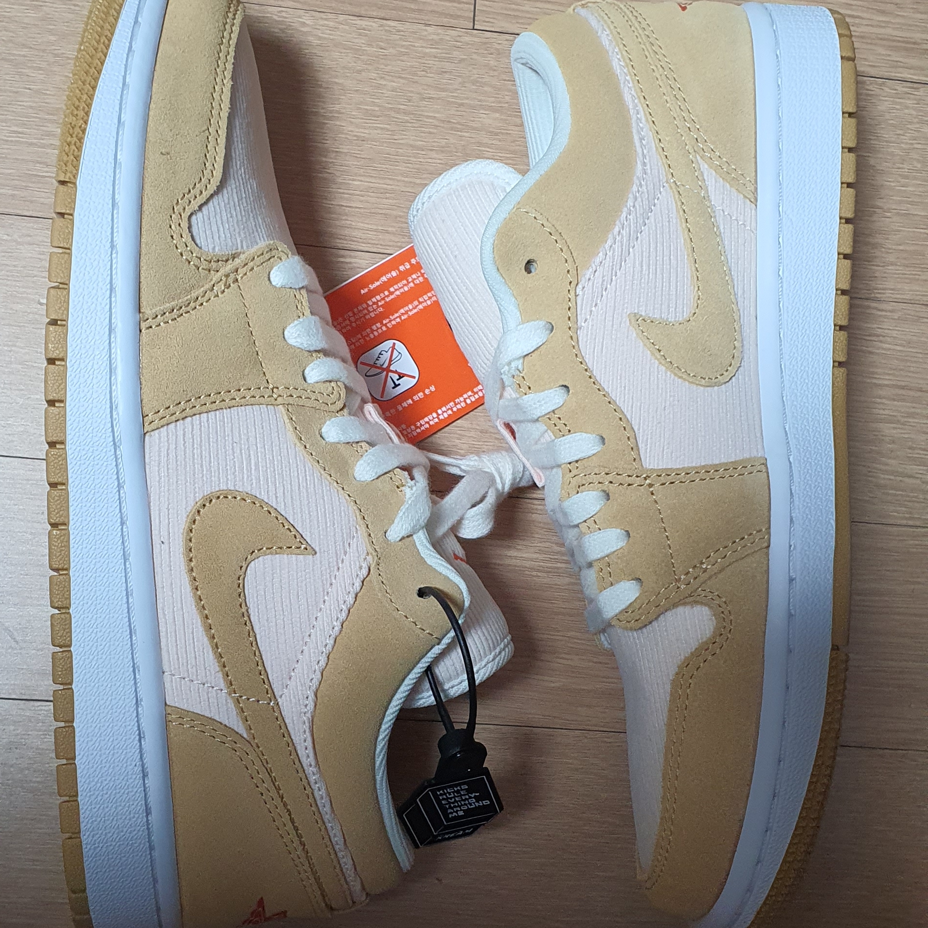 (W) Jordan 1 Low SE Corduroy Tan 착용 스타일 - 1