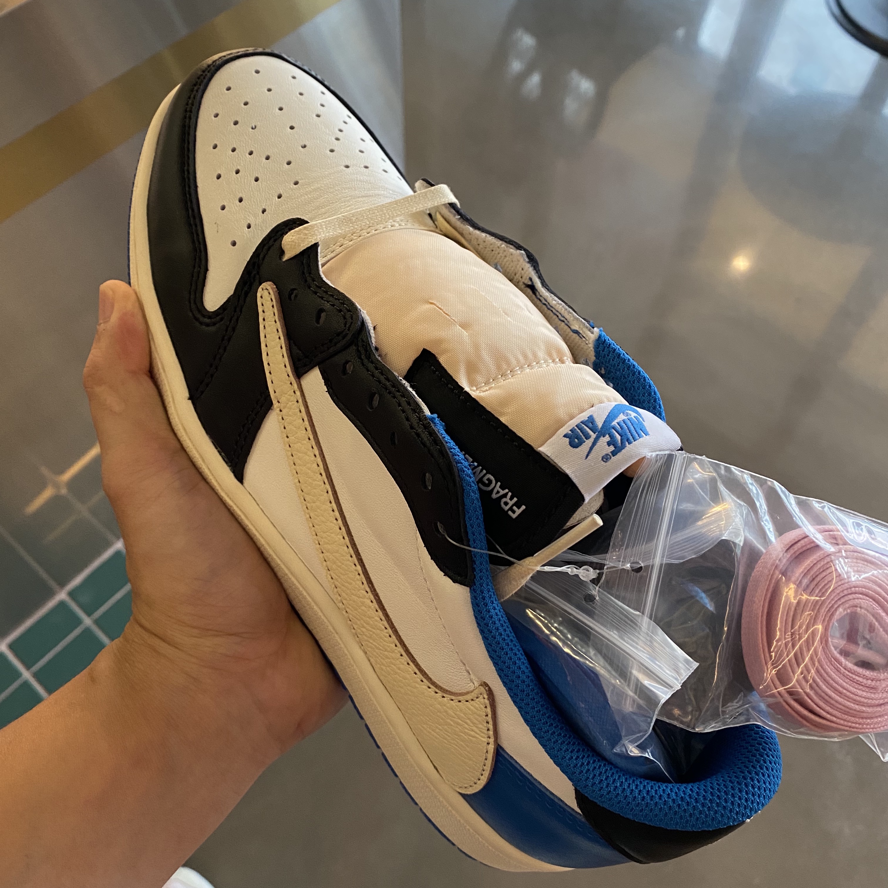 Jordan 1 x Travis Scott x Fragment Retro Low OG SP Military Blue 착용 스타일 - 2
