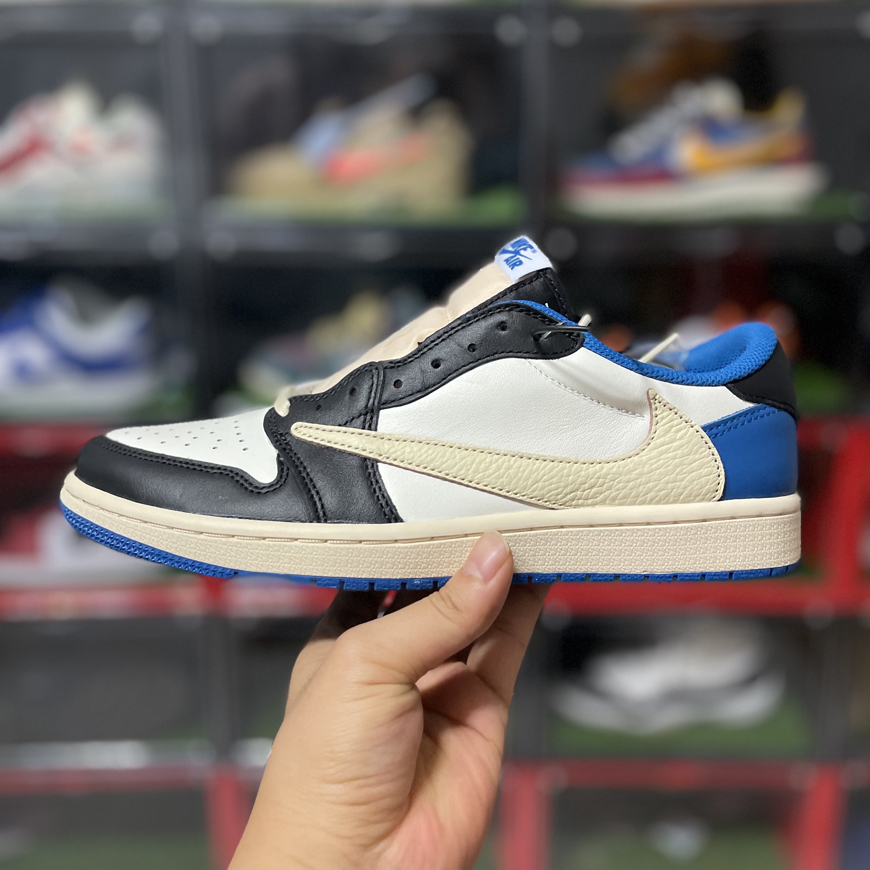 Jordan 1 x Travis Scott x Fragment Retro Low OG SP Military Blue 착용 스타일 - 1