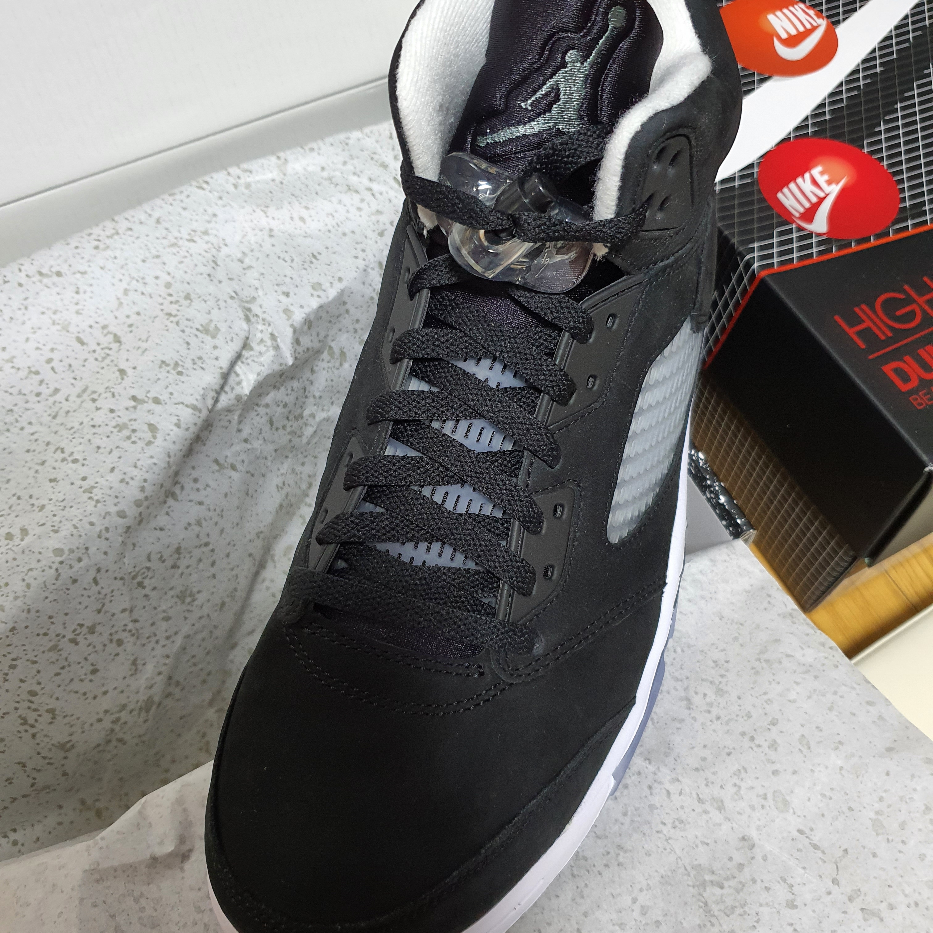 Jordan 5 Retro Moonlight, Jordan 1 Retro High OG Light Fusion Red 착용 스타일 - 3
