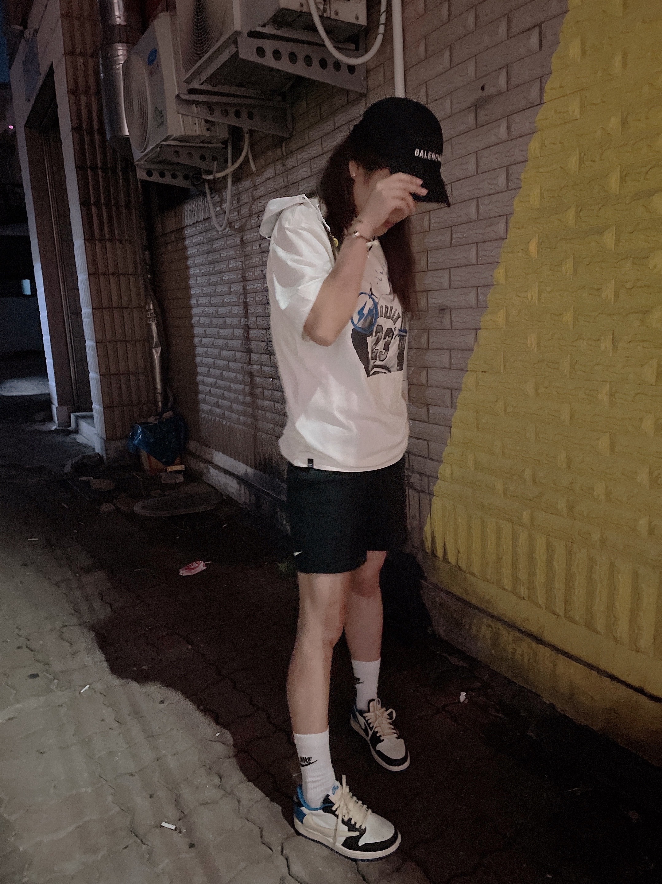 Jordan 1 x Travis Scott x Fragment Retro Low OG SP Military Blue, Jordan x Travis Scott x Fragment T-Shirt Sail (DJ0619-133) 착용 스타일
