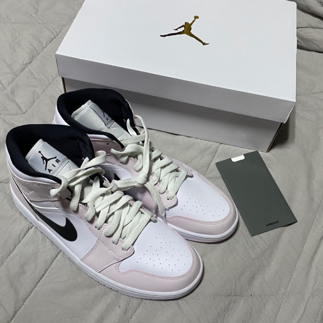 (W) Jordan 1 Mid Barely Rose, Jordan 1 Mid Light Smoke Grey 착용 스타일 - 1