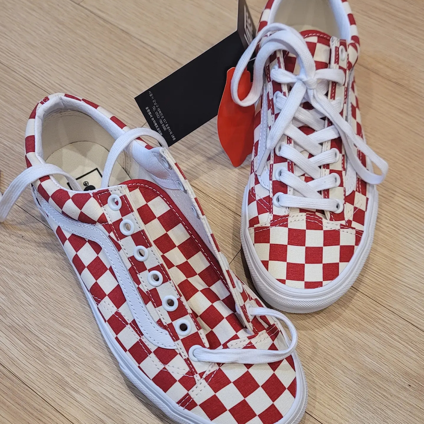 Vans Style 36 Golden Coast Formula One Red 착용 스타일