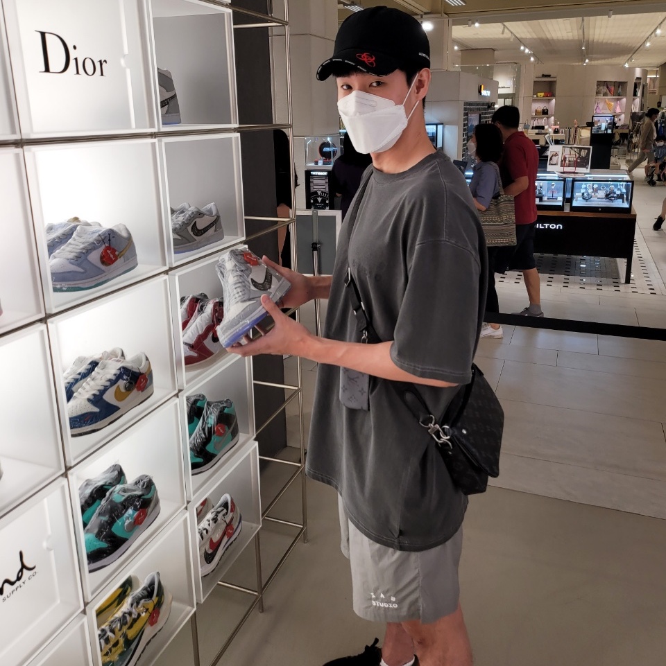IAB Studio Pigment T-Shirt Black, IAB Studio Woven Shorts Gray 착용 스타일 - 5