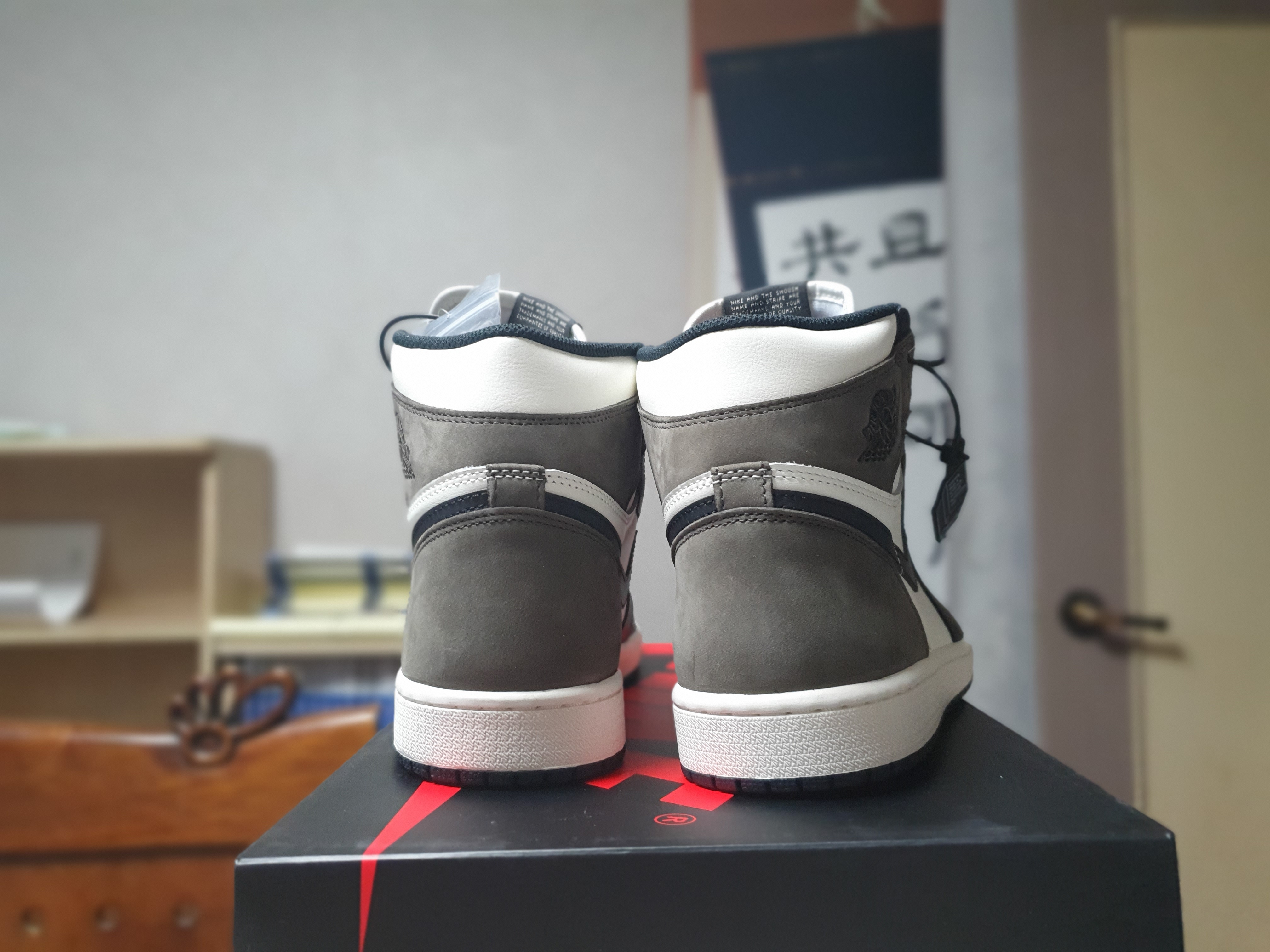 Jordan 1 Retro High OG Black Mocha 착용 스타일 - 3
