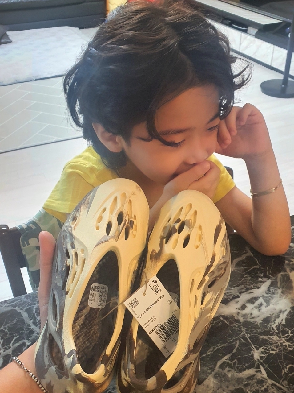 (Kids) Adidas Yeezy Foam RNNR MX Cream Clay 착용 스타일