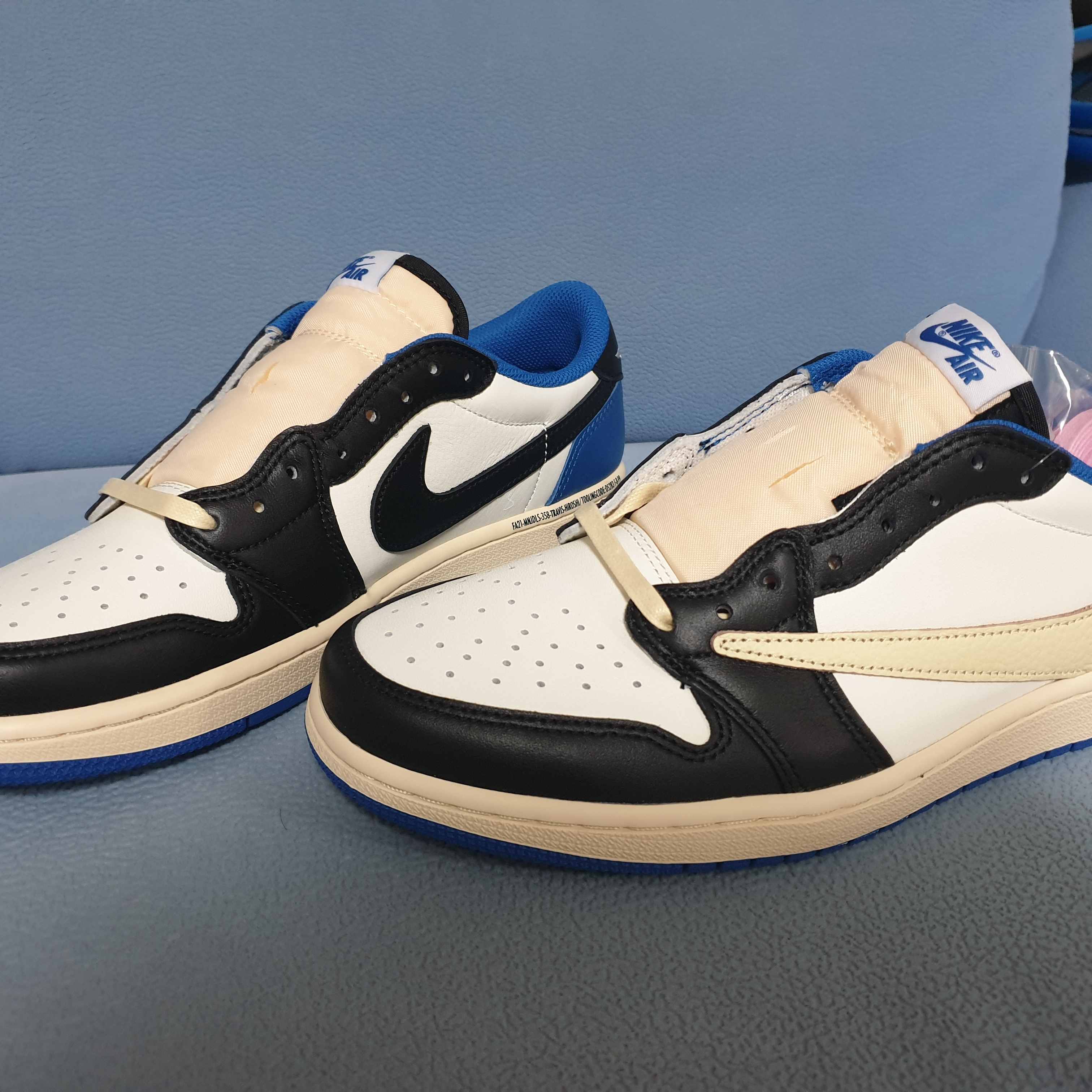 Jordan 1 x Travis Scott x Fragment Retro Low OG SP Military Blue 착용 스타일 - 3