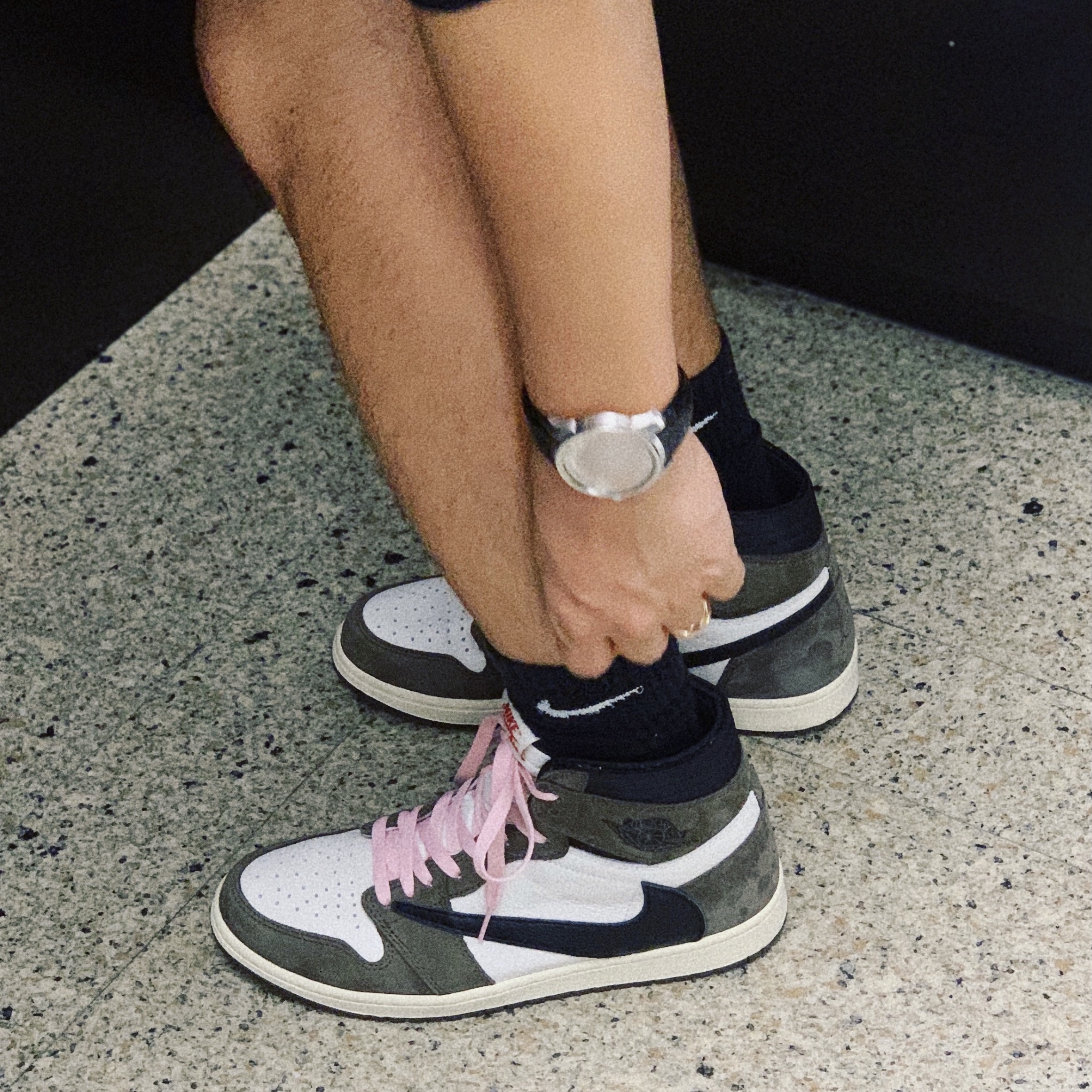 Jordan 1 x Travis Scott Retro High OG SP Mocha 착용 스타일 - 2