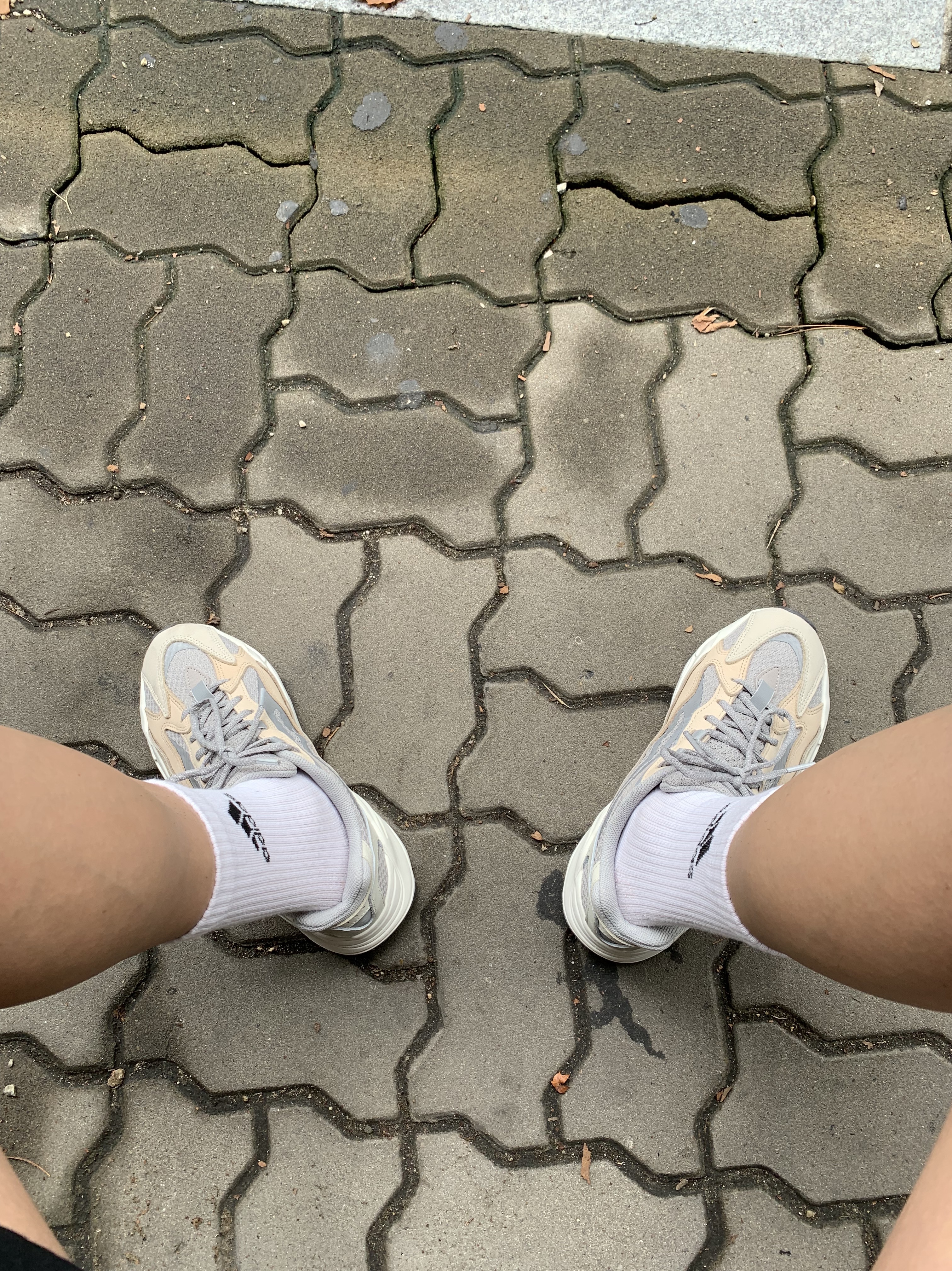 Adidas Yeezy Boost 700 V2 Cream 착용 스타일