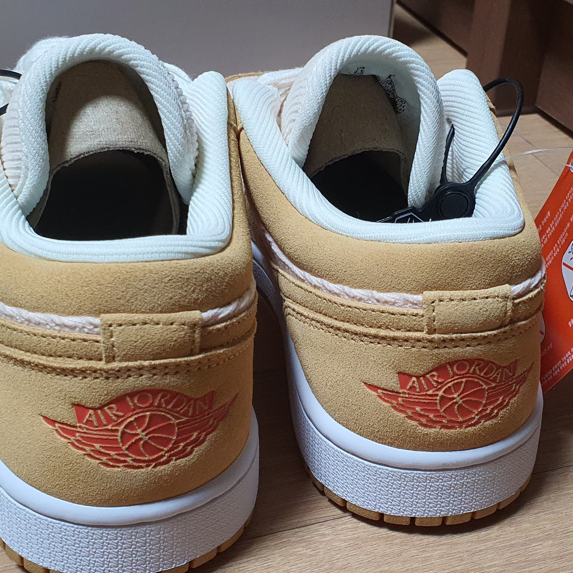 (W) Jordan 1 Low SE Corduroy Tan 착용 스타일 - 3