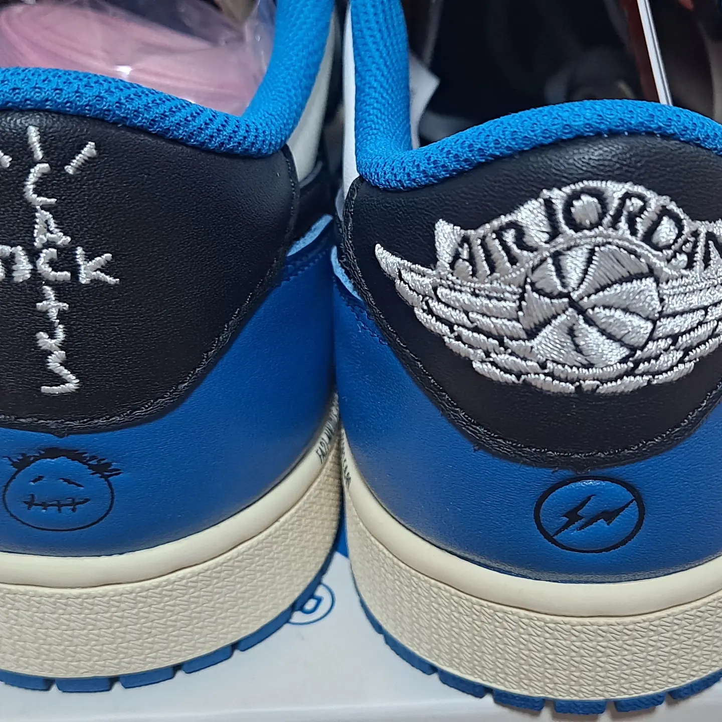 Jordan 1 x Travis Scott x Fragment Retro Low OG SP Military Blue 착용 스타일 - 3