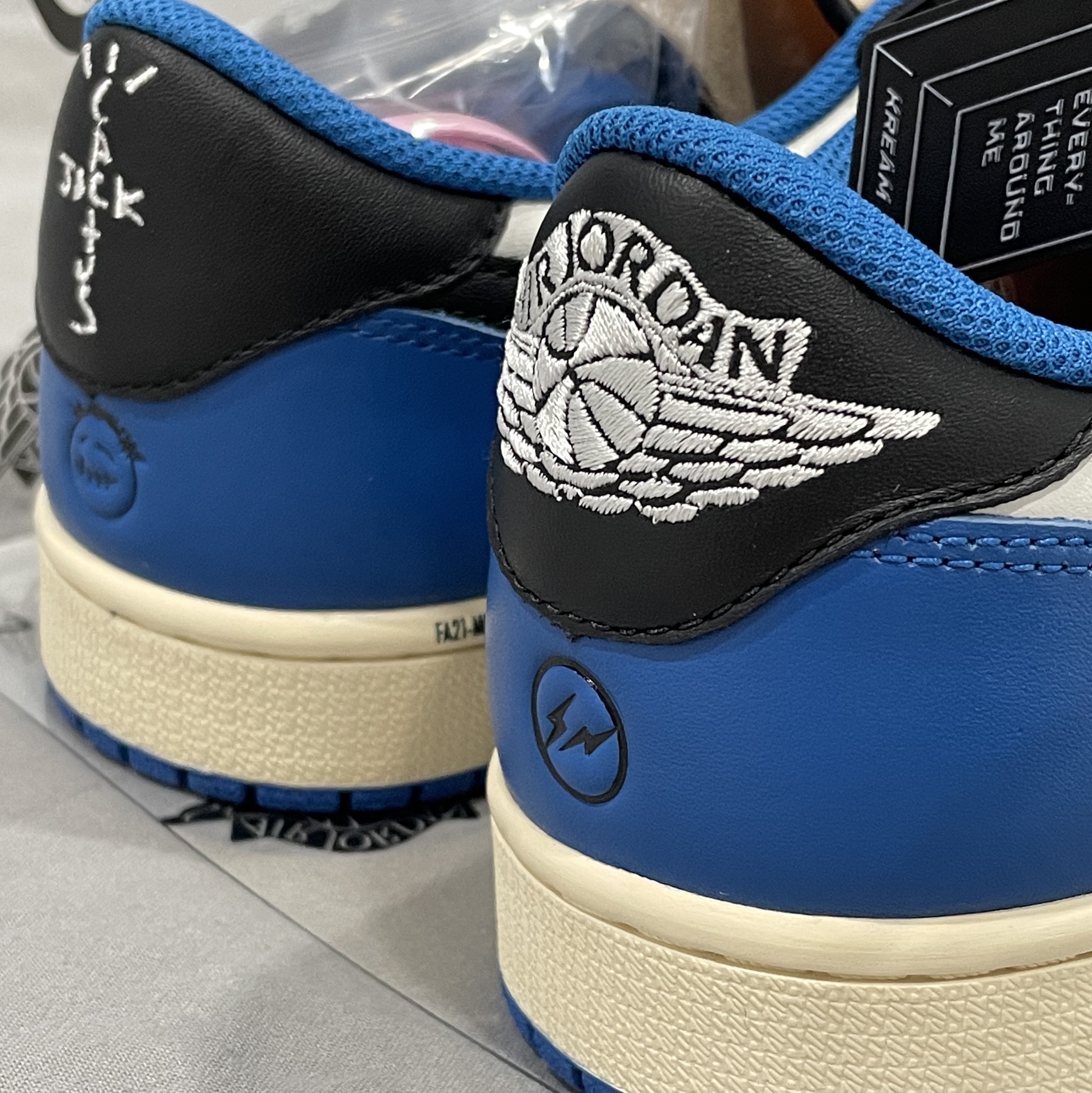 Jordan 1 x Travis Scott x Fragment Retro Low OG SP Military Blue 착용 스타일 - 1