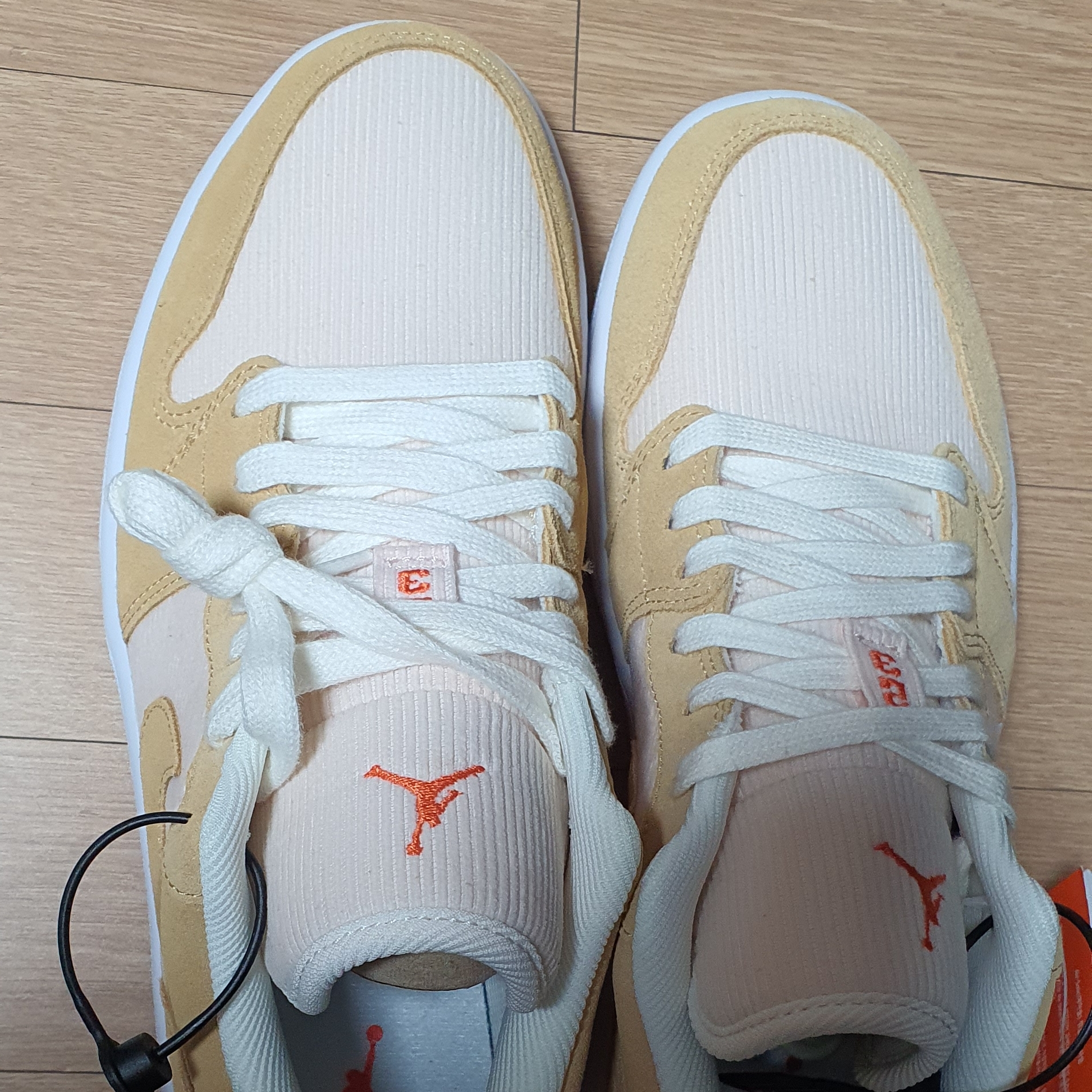 (W) Jordan 1 Low SE Corduroy Tan 착용 스타일 - 2
