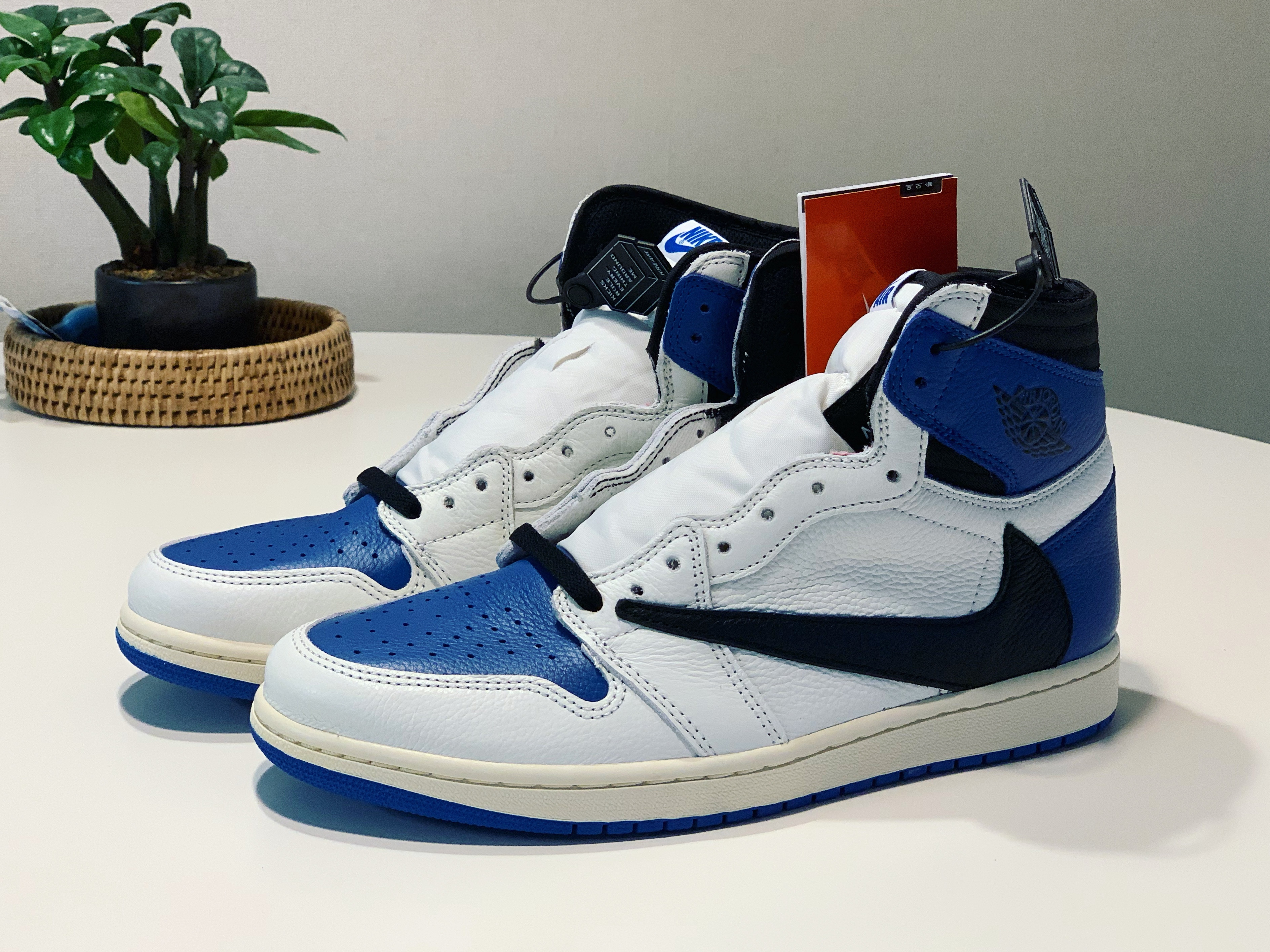 Jordan 1 x Travis Scott x Fragment Retro High OG SP Military Blue 착용 스타일