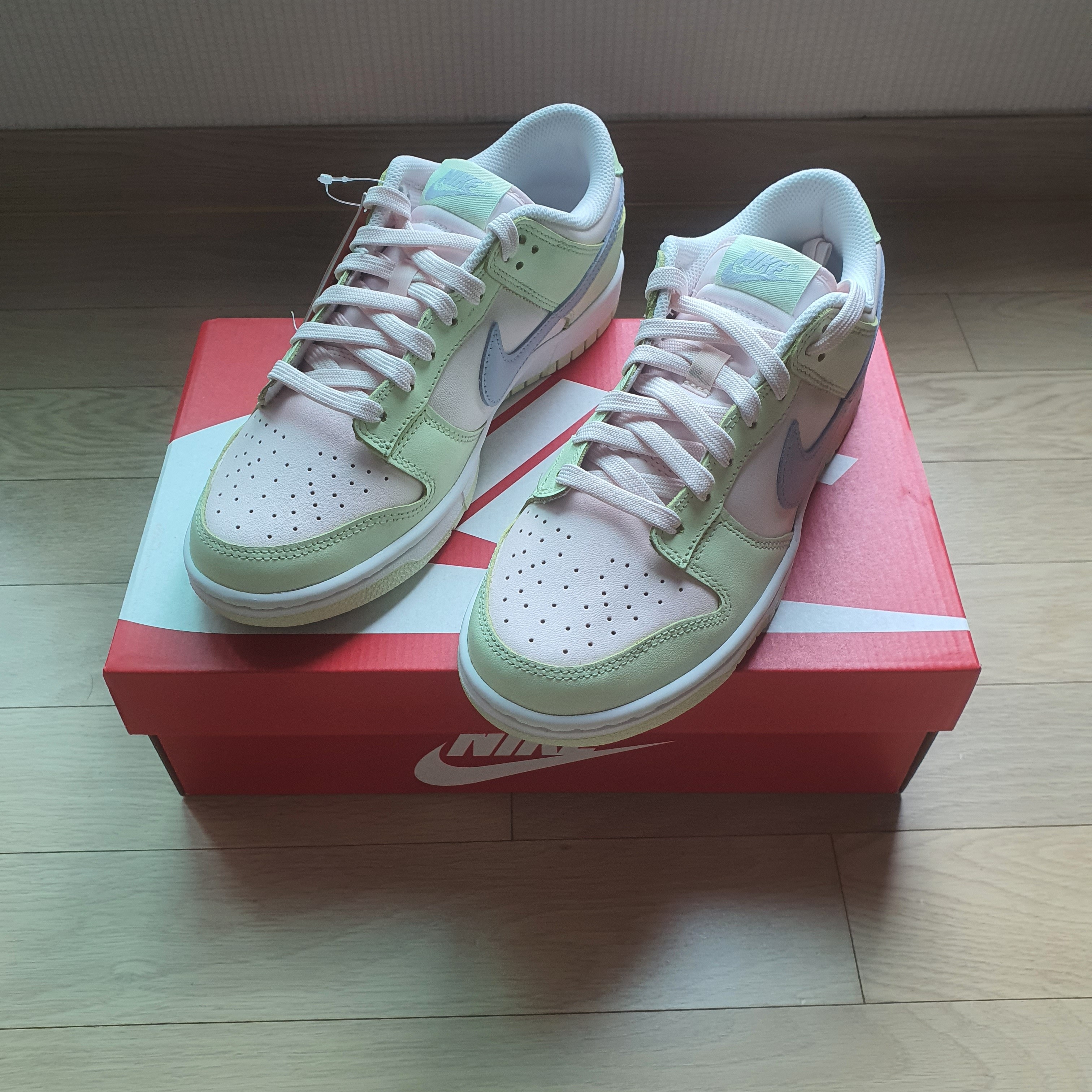 (W) Nike Dunk Low Light Soft Pink 착용 스타일 - 1