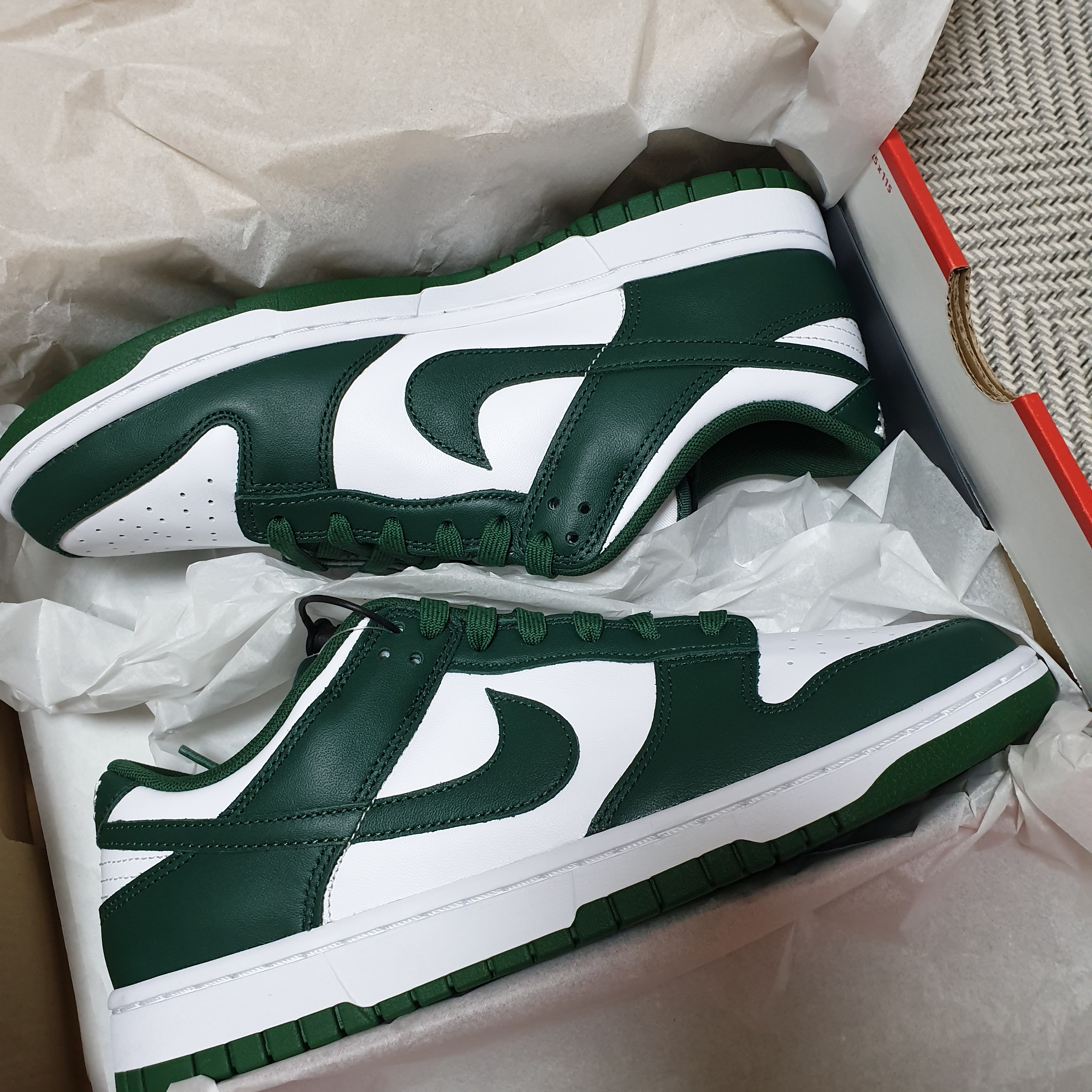Nike Dunk Low Retro Varsity Green 착용 스타일