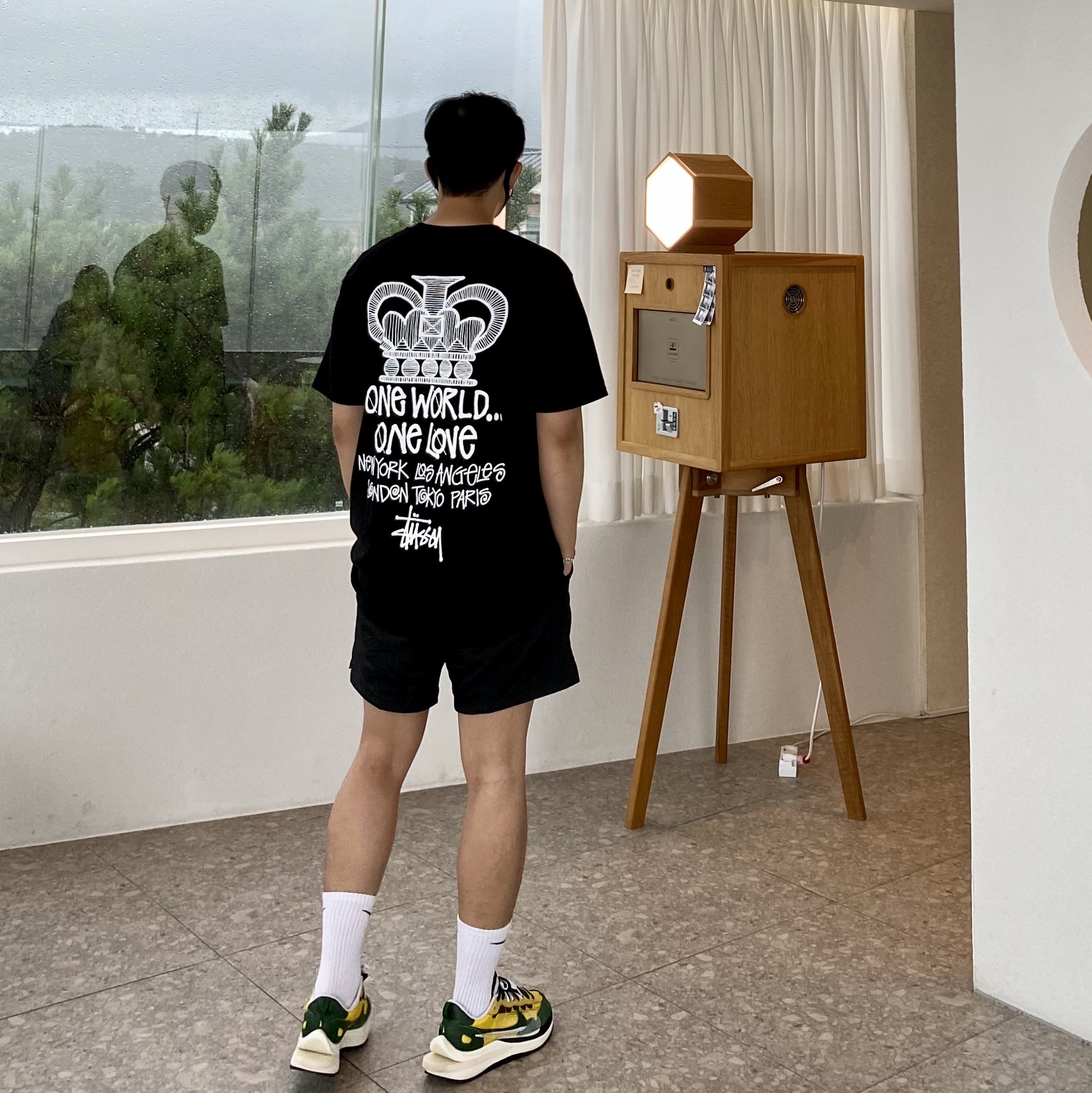 Stussy One World T-Shirt Black, Nike x Sacai VaporWaffle Tour Yellow & Gorge Green Sail 착용 스타일 - 1