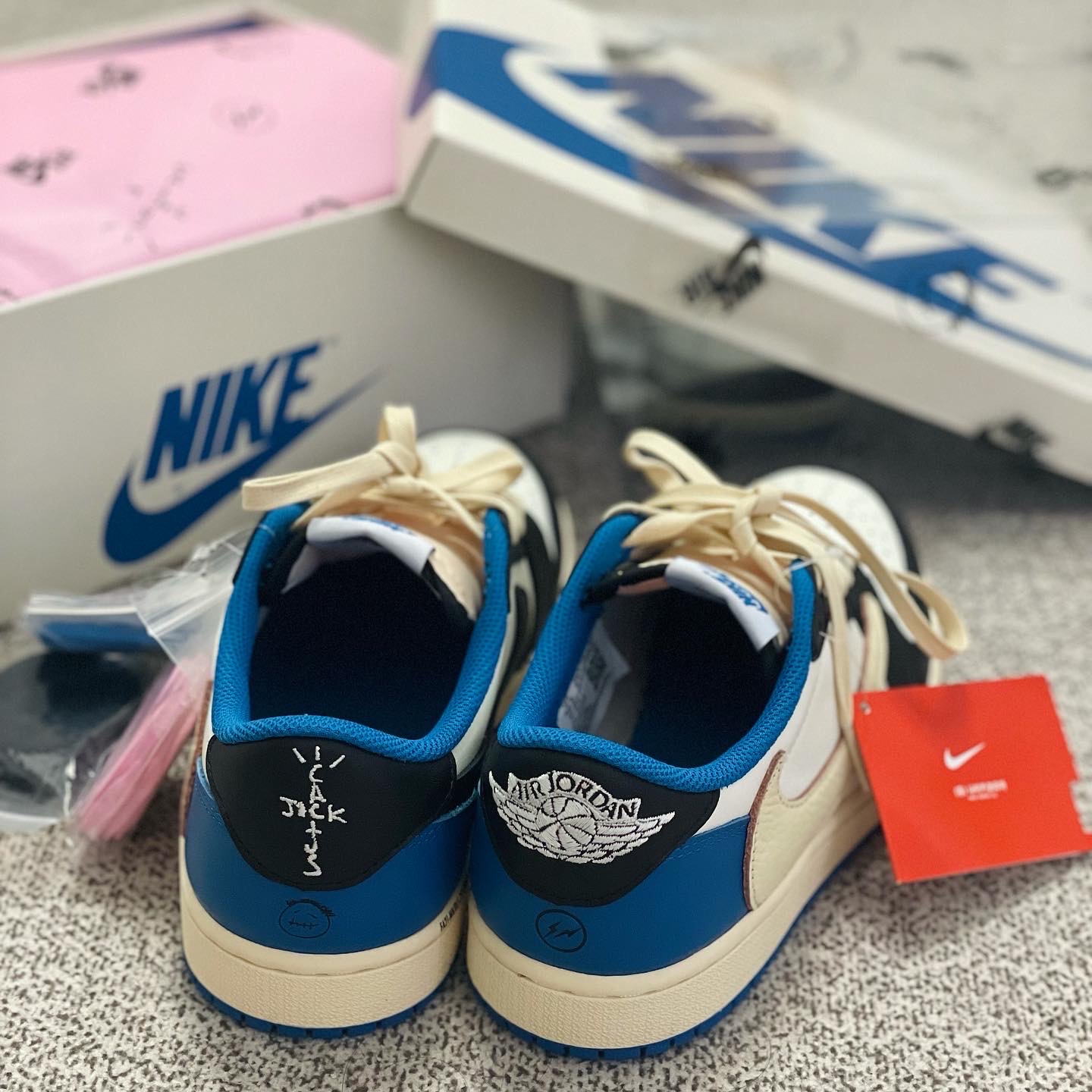 Jordan 1 x Travis Scott x Fragment Retro Low OG SP Military Blue 착용 스타일 - 3