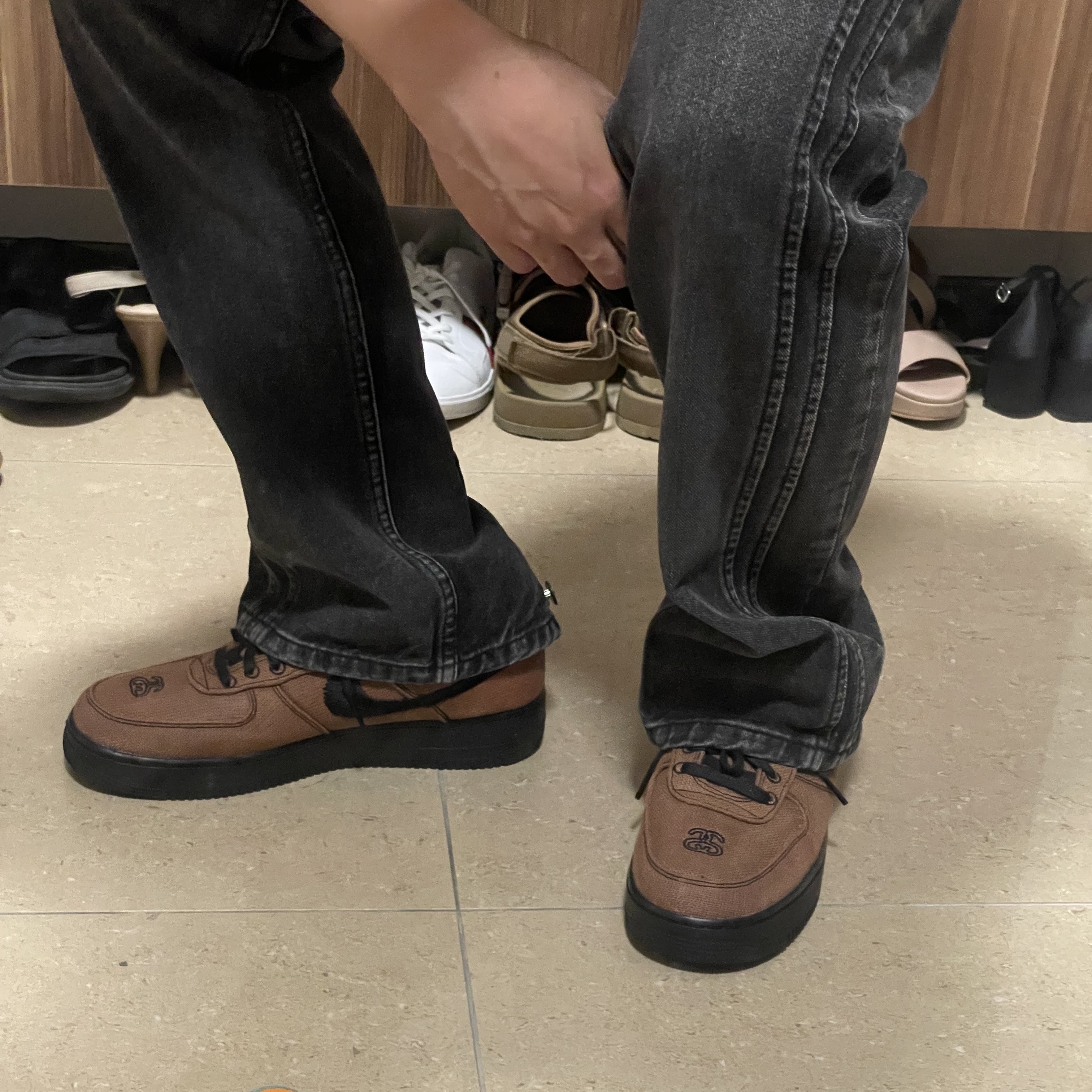 Nike x Stussy Air Force 1 Low Triple Black 착용 스타일 - 2
