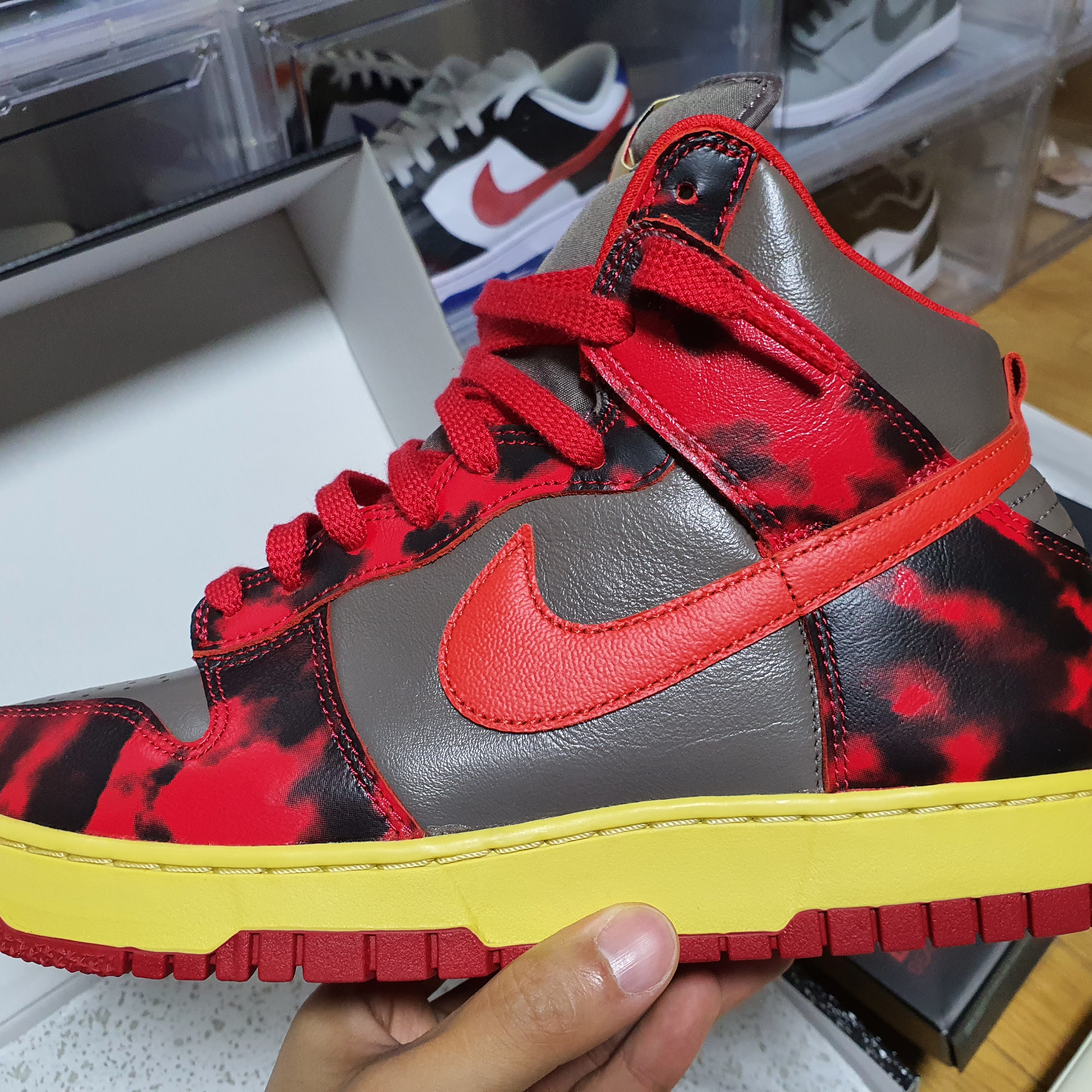 Nike Dunk High 1985 SP Red Acid Wash 착용 스타일 - 2