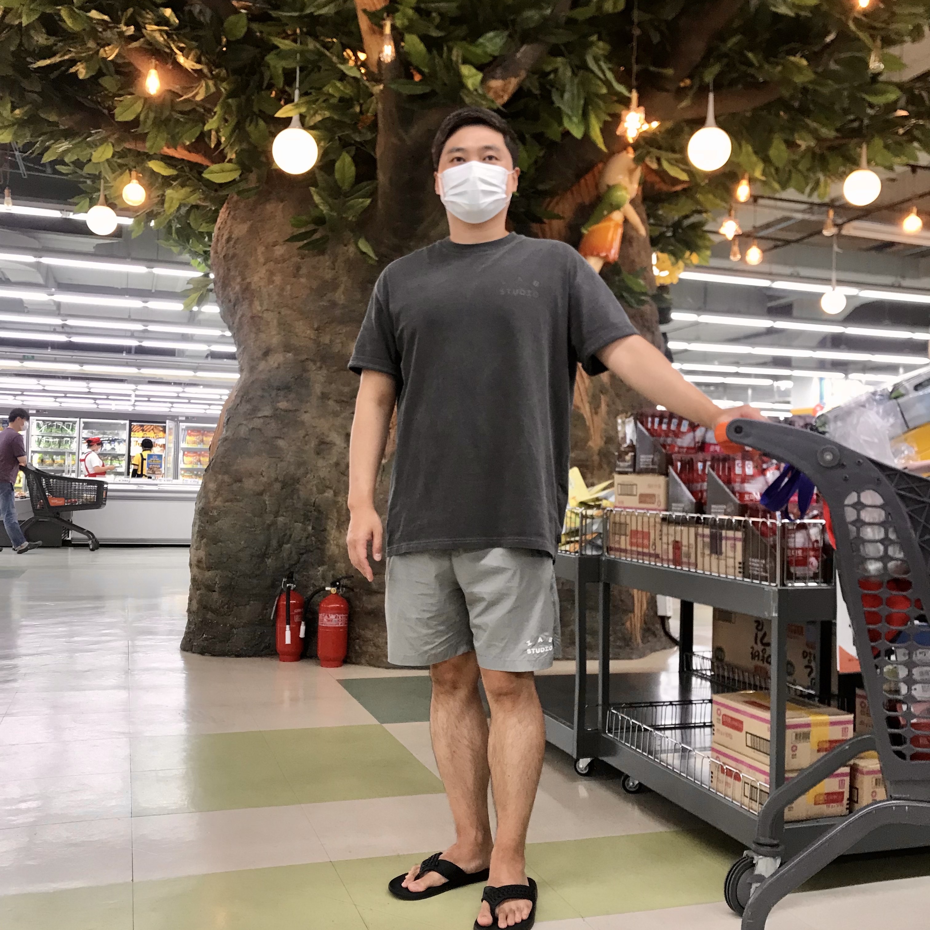 IAB Studio Pigment T-Shirt Black, IAB Studio Woven Shorts Gray 착용 스타일 - 1
