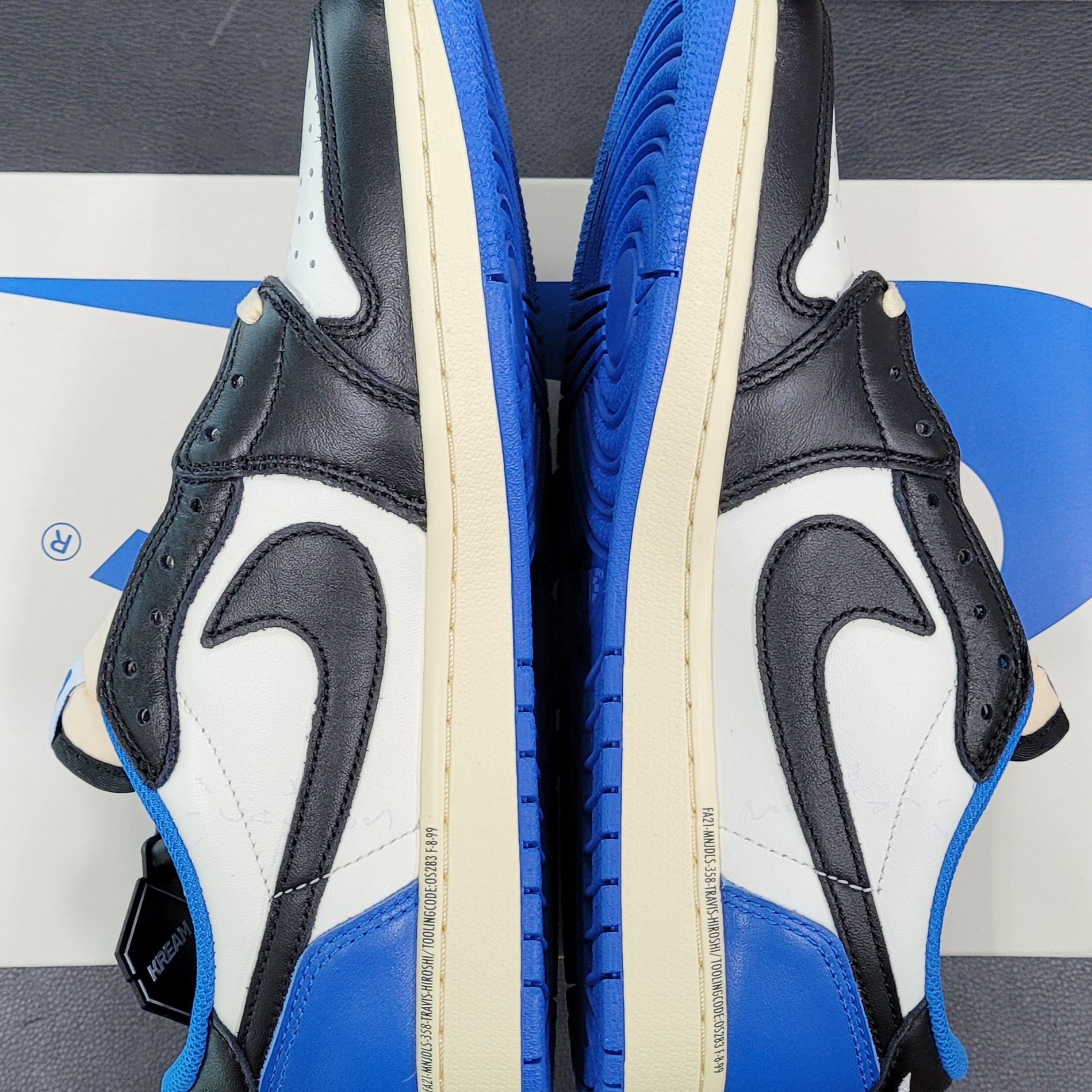Jordan 1 x Travis Scott x Fragment Retro Low OG SP Military Blue 착용 스타일 - 4