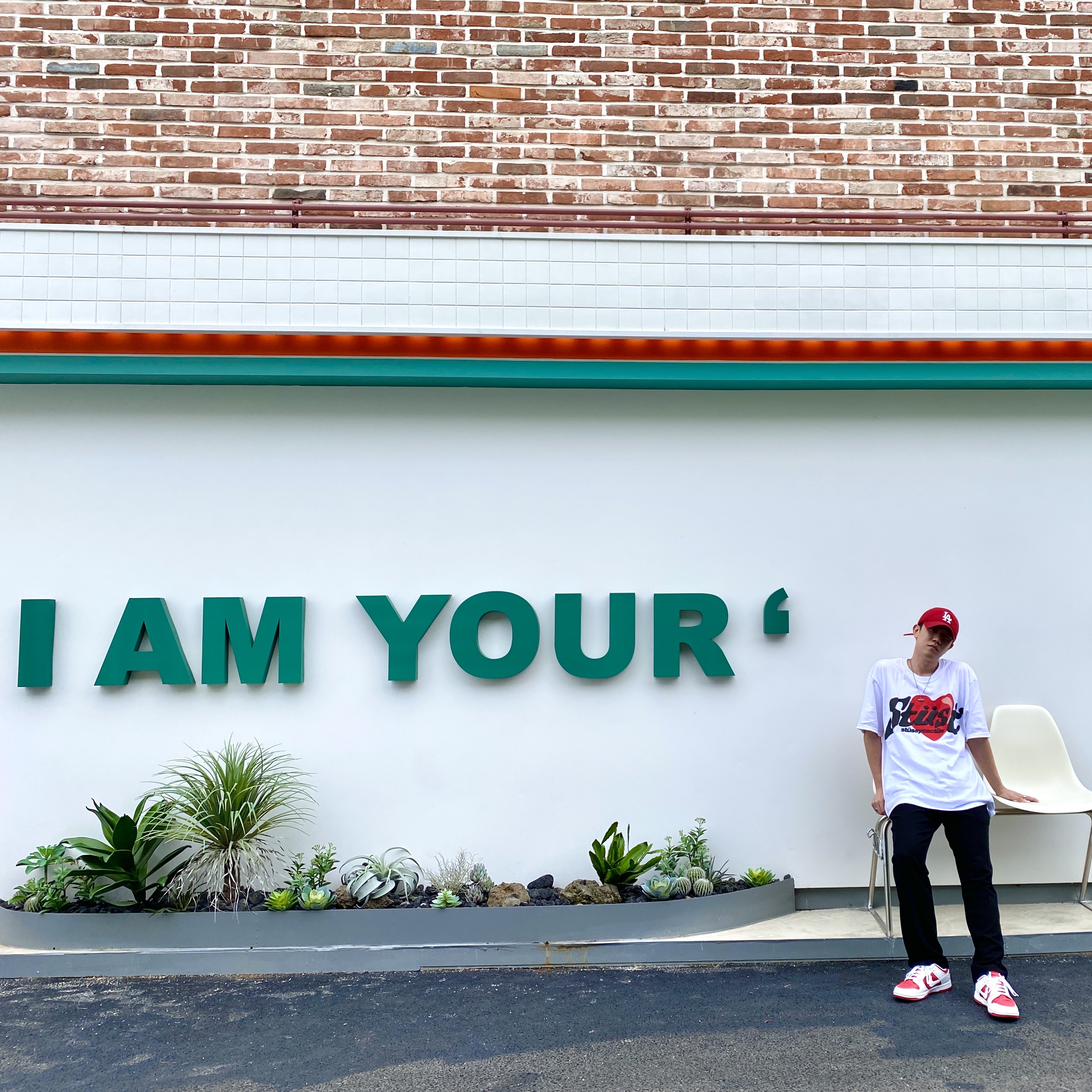 Nike Dunk Low Retro Championship Red, Stussy x Cactus Plant Flea Market Heart T-Shirt 착용 스타일 - 2