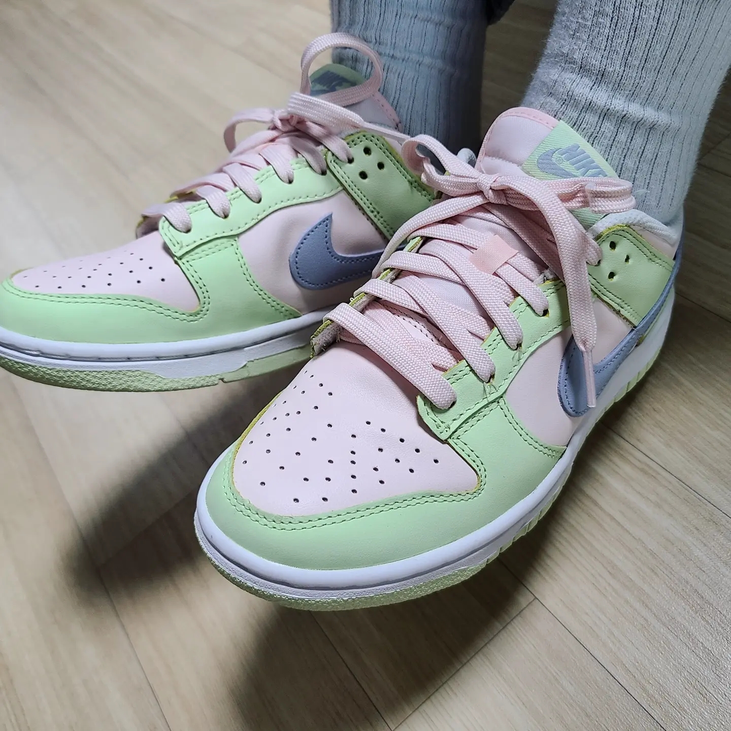 (W) Nike Dunk Low Light Soft Pink 착용 스타일 - 1
