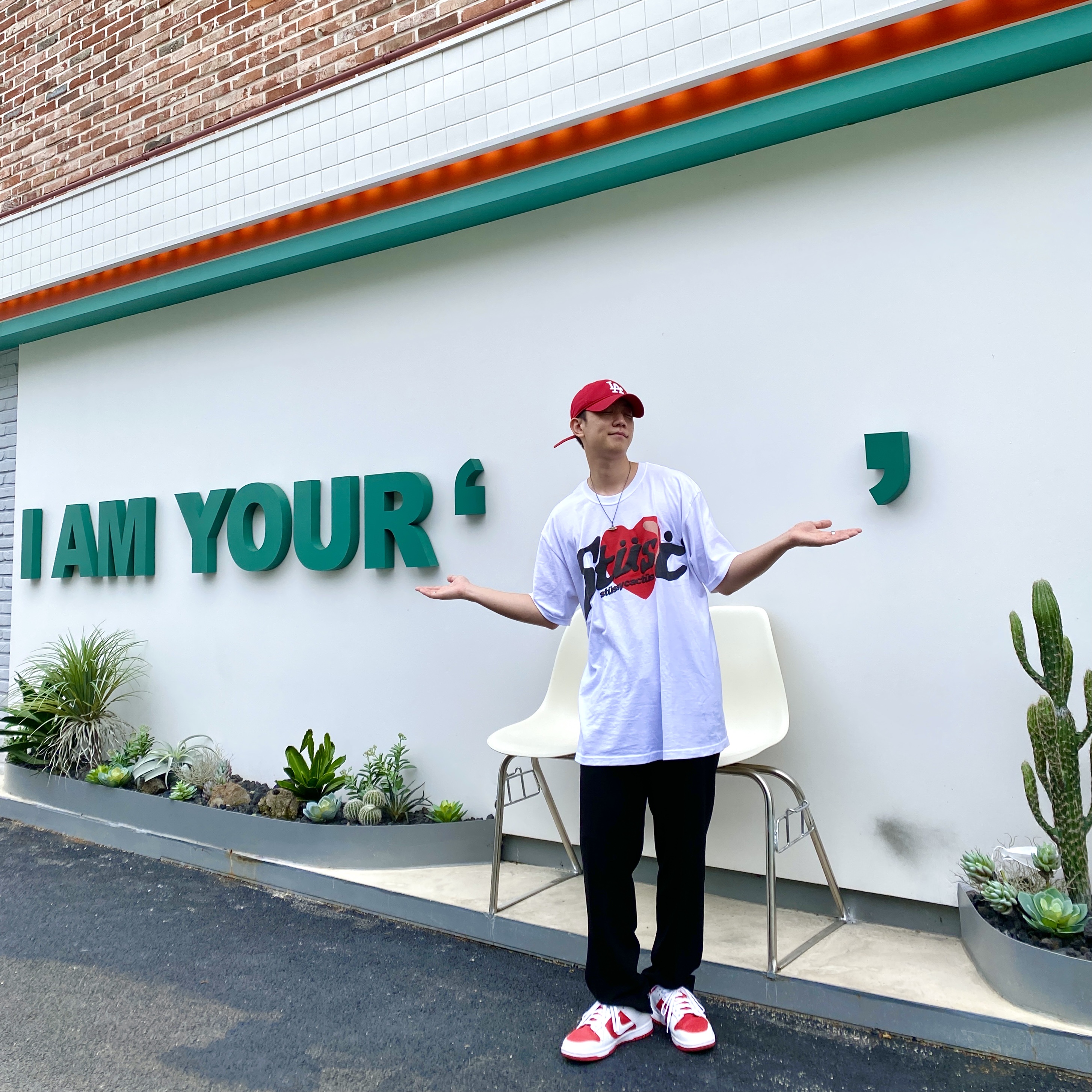 Nike Dunk Low Retro Championship Red, Stussy x Cactus Plant Flea Market Heart T-Shirt 착용 스타일 - 1