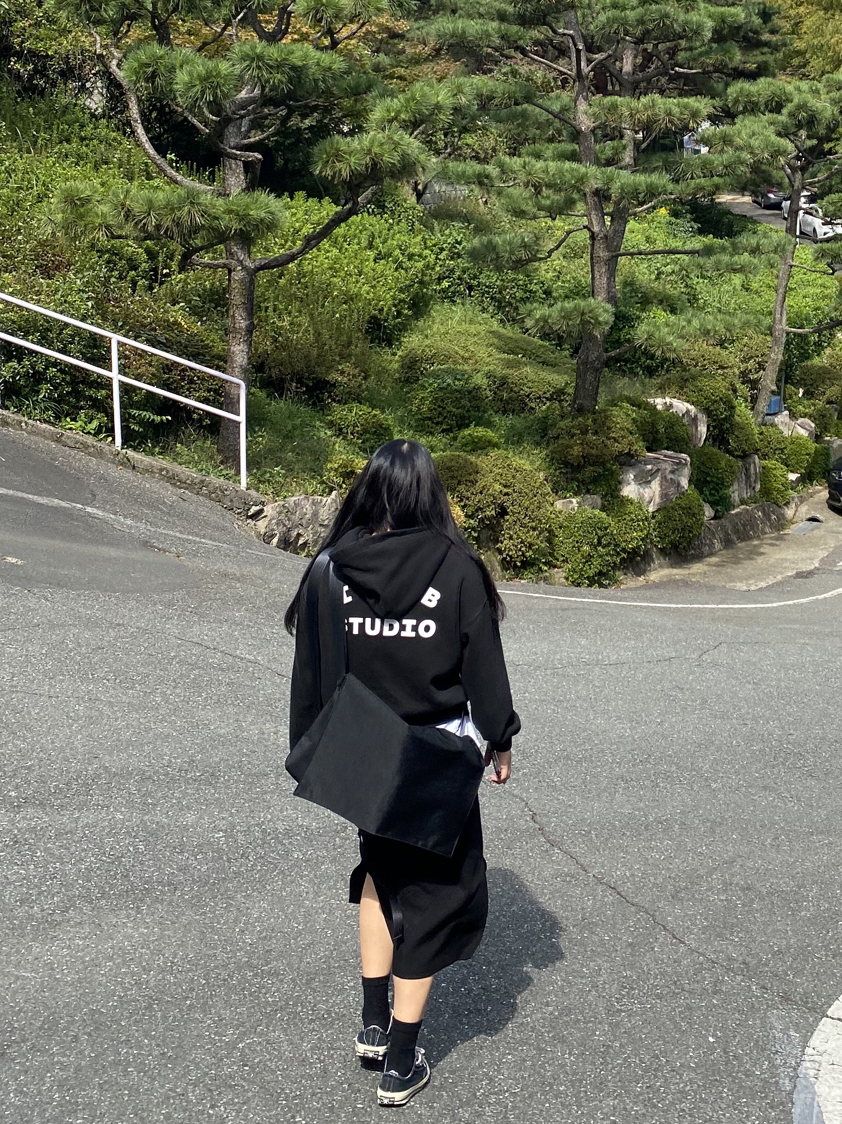 IAB Studio Woven Hoodie Black 착용 스타일