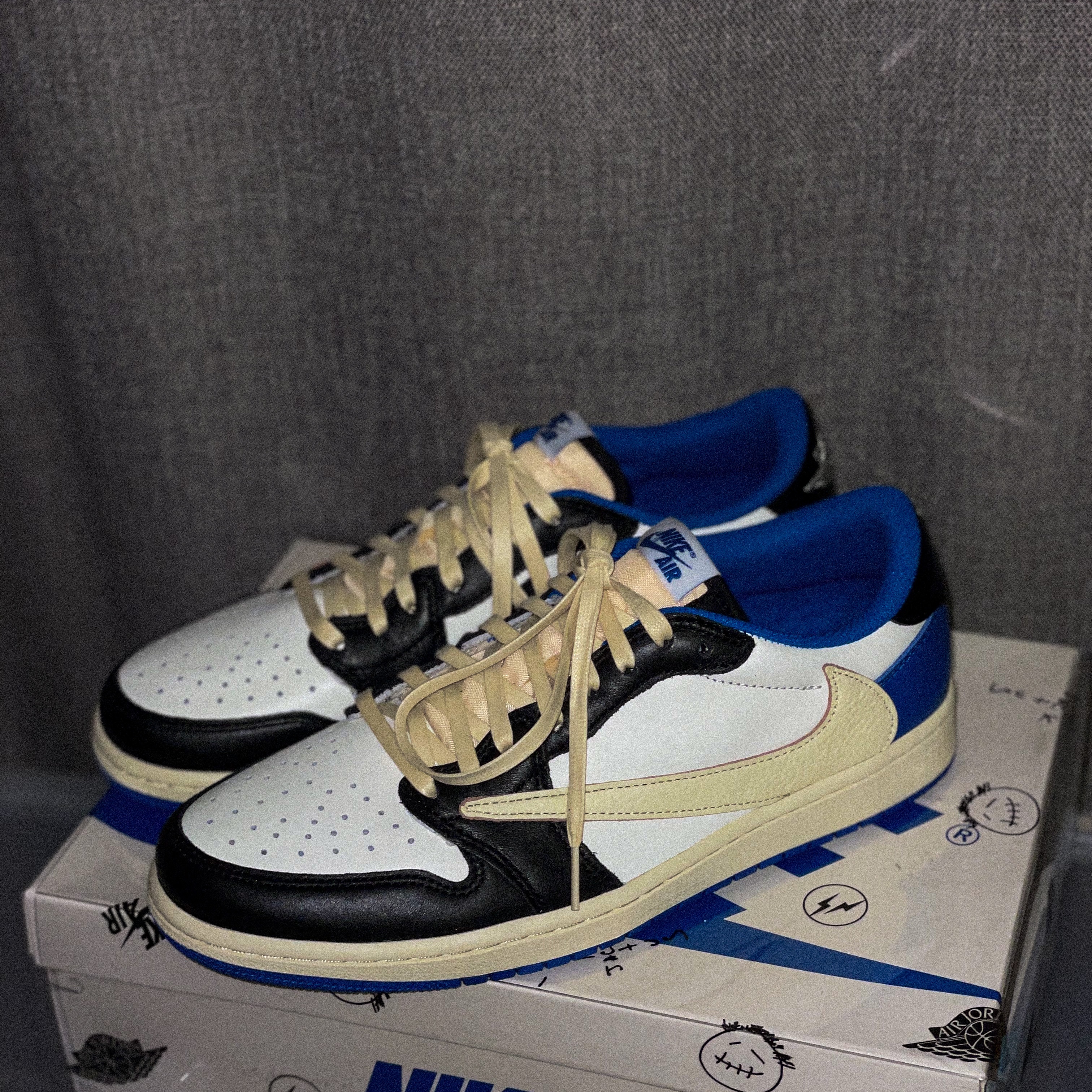 Jordan 1 x Travis Scott x Fragment Retro Low OG SP Military Blue 착용 스타일 - 3