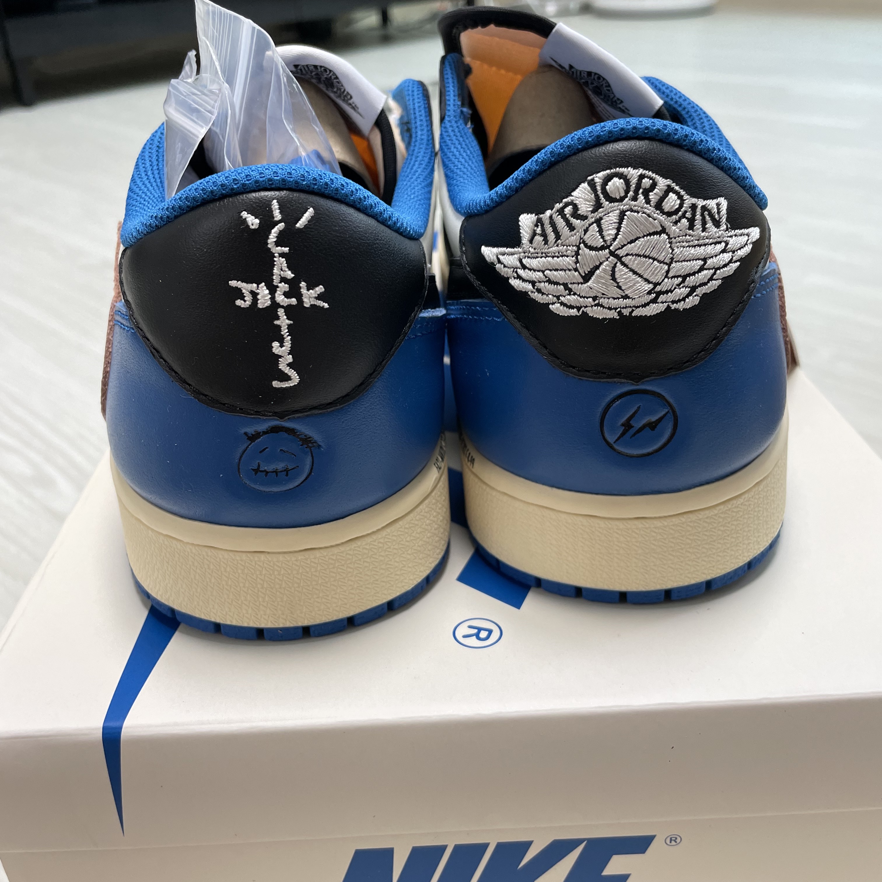 Jordan 1 x Travis Scott x Fragment Retro Low OG SP Military Blue 착용 스타일 - 2