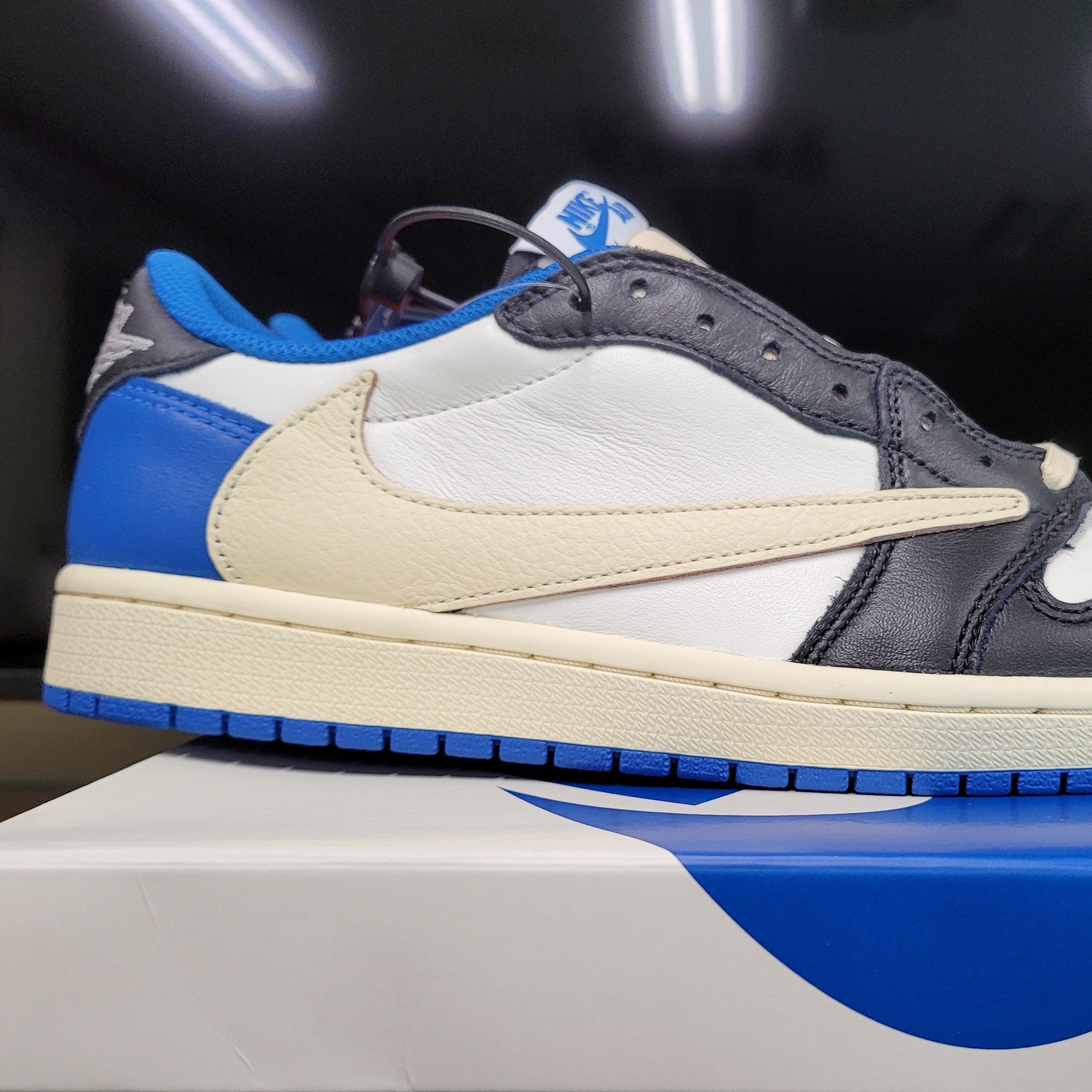 Jordan 1 x Travis Scott x Fragment Retro Low OG SP Military Blue 착용 스타일 - 5