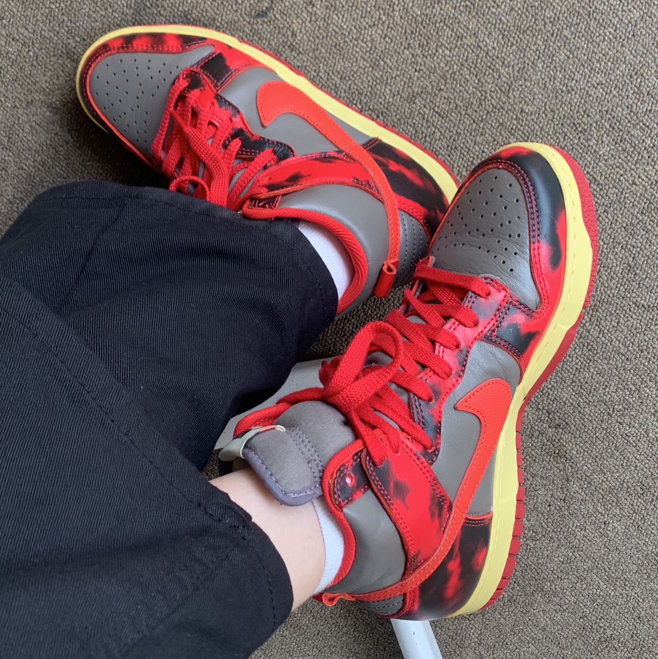 Nike Dunk High 1985 SP Red Acid Wash 착용 스타일 - 2
