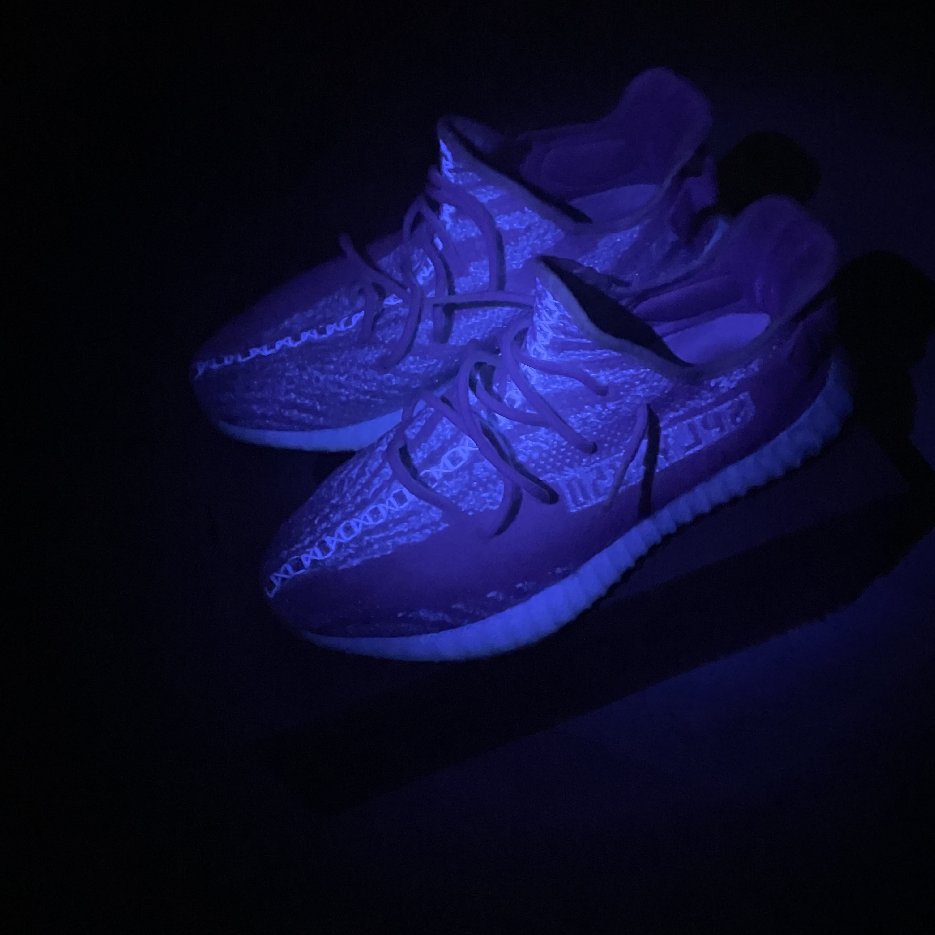 Adidas Yeezy Boost 350 V2 Cream/Triple White 착용 스타일 - 1