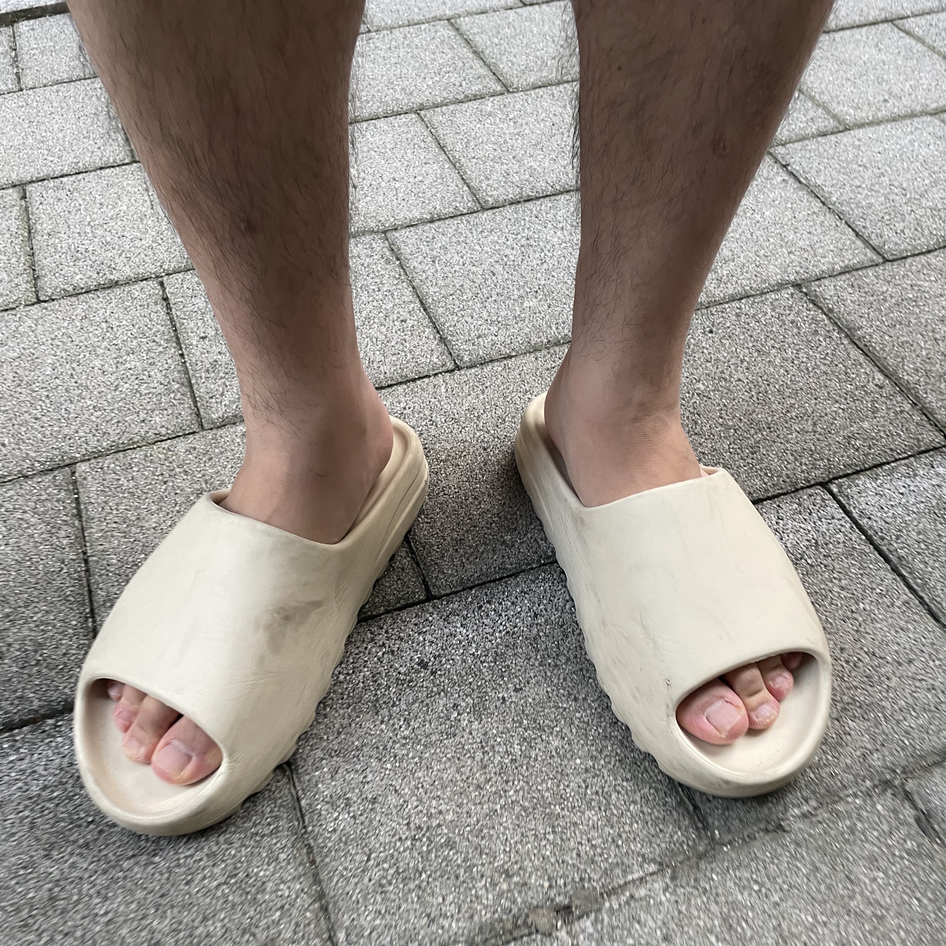 Adidas Yeezy Slide Pure 착용 스타일