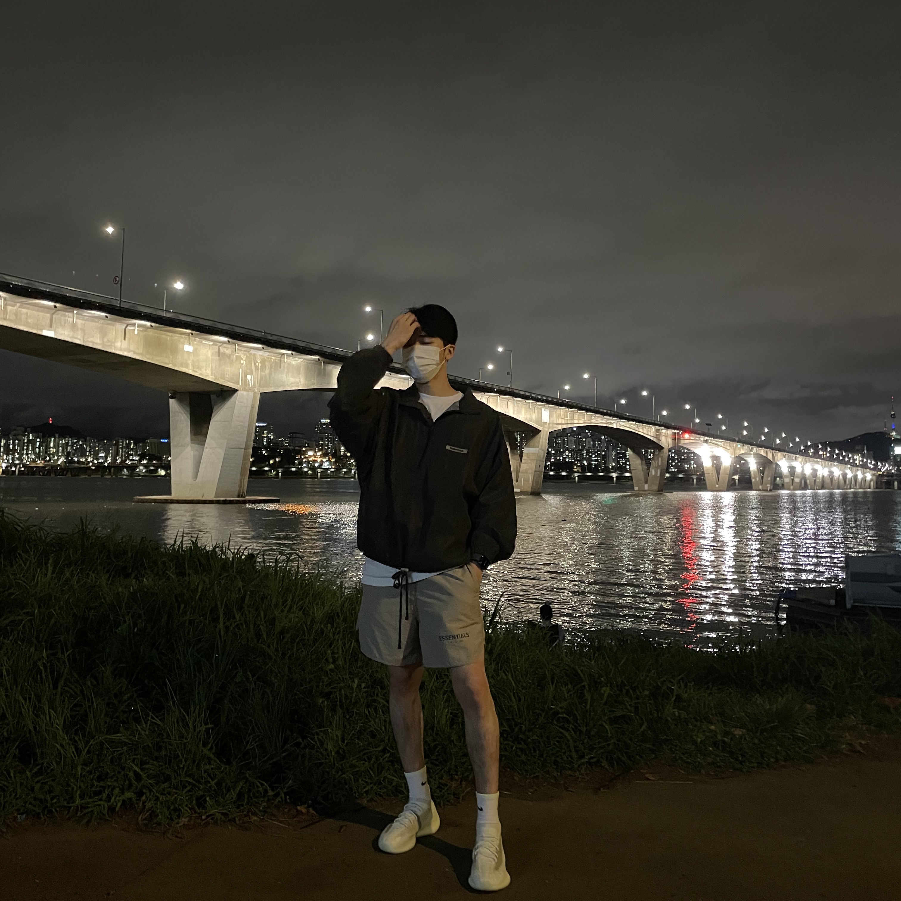 Essentials Volley Shorts Moss - 21SS, Essentials Track Jacket Black Reflective - 20FW 착용 스타일