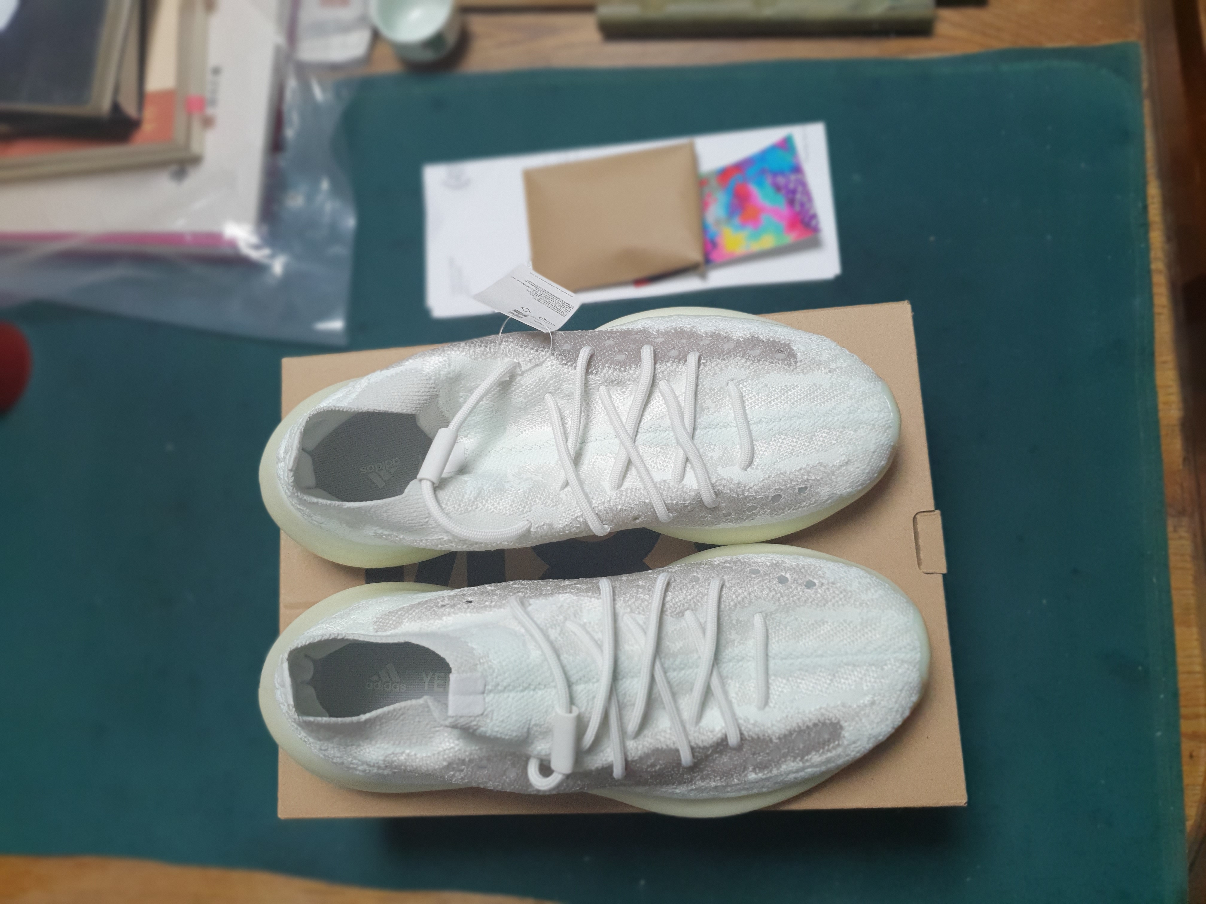 Adidas Yeezy Boost 380 Calcite Glow 착용 스타일 - 4
