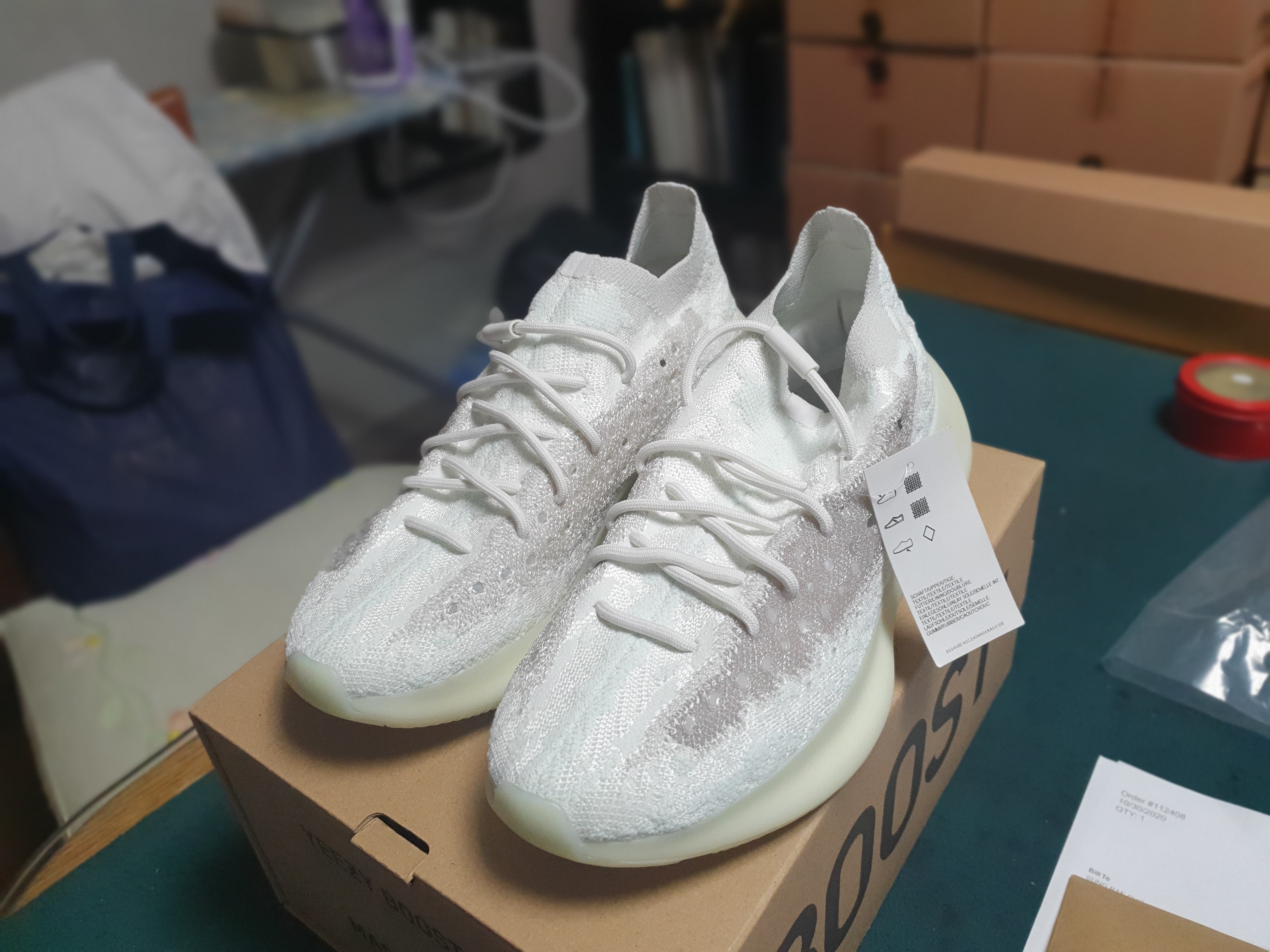 Adidas Yeezy Boost 380 Calcite Glow 착용 스타일 - 1